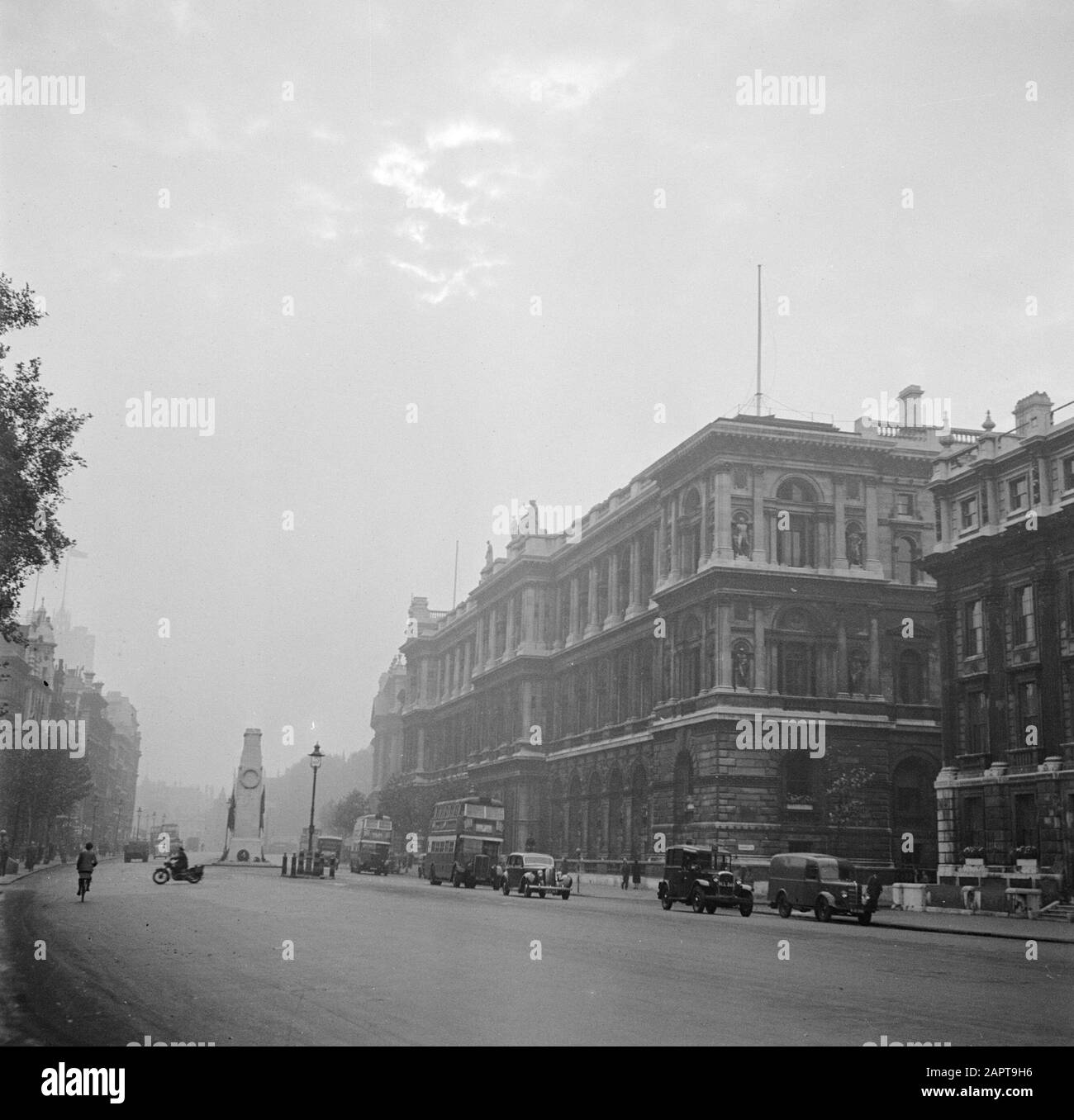 Reportage Edifici Di Londra Su Whitehall. Al centro il Cenotaph Data: 1947 posizione: Gran Bretagna, Londra Parole Chiave: Monumenti, immagini di strada Foto Stock