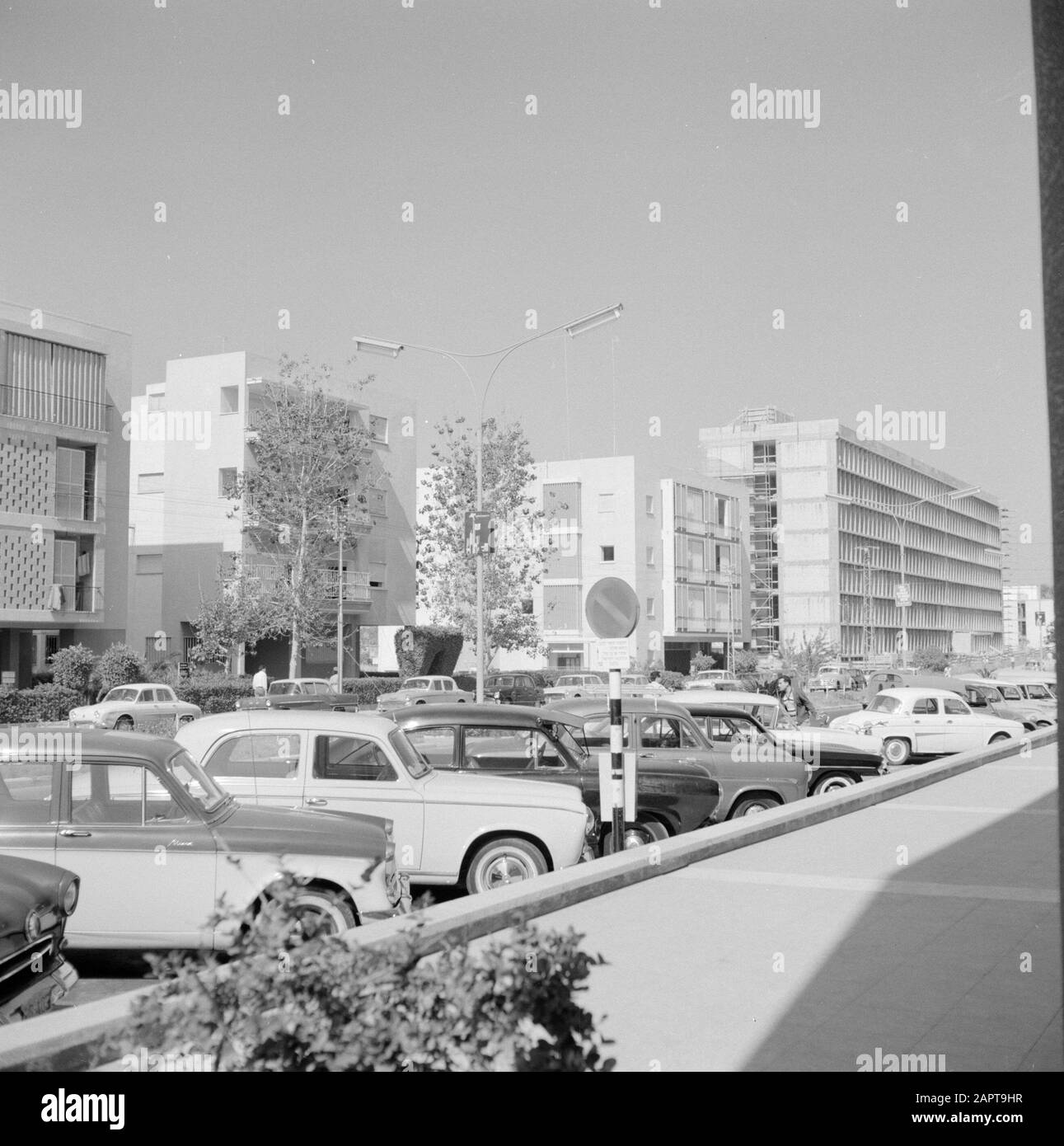 Israele 1964-1965: Tel Aviv, immagini di strada Edifici e auto parcheggiate Data: 1964 luogo: Israele, Tel Aviv Parole Chiave: Automobili, edifici, immagini di strada Foto Stock
