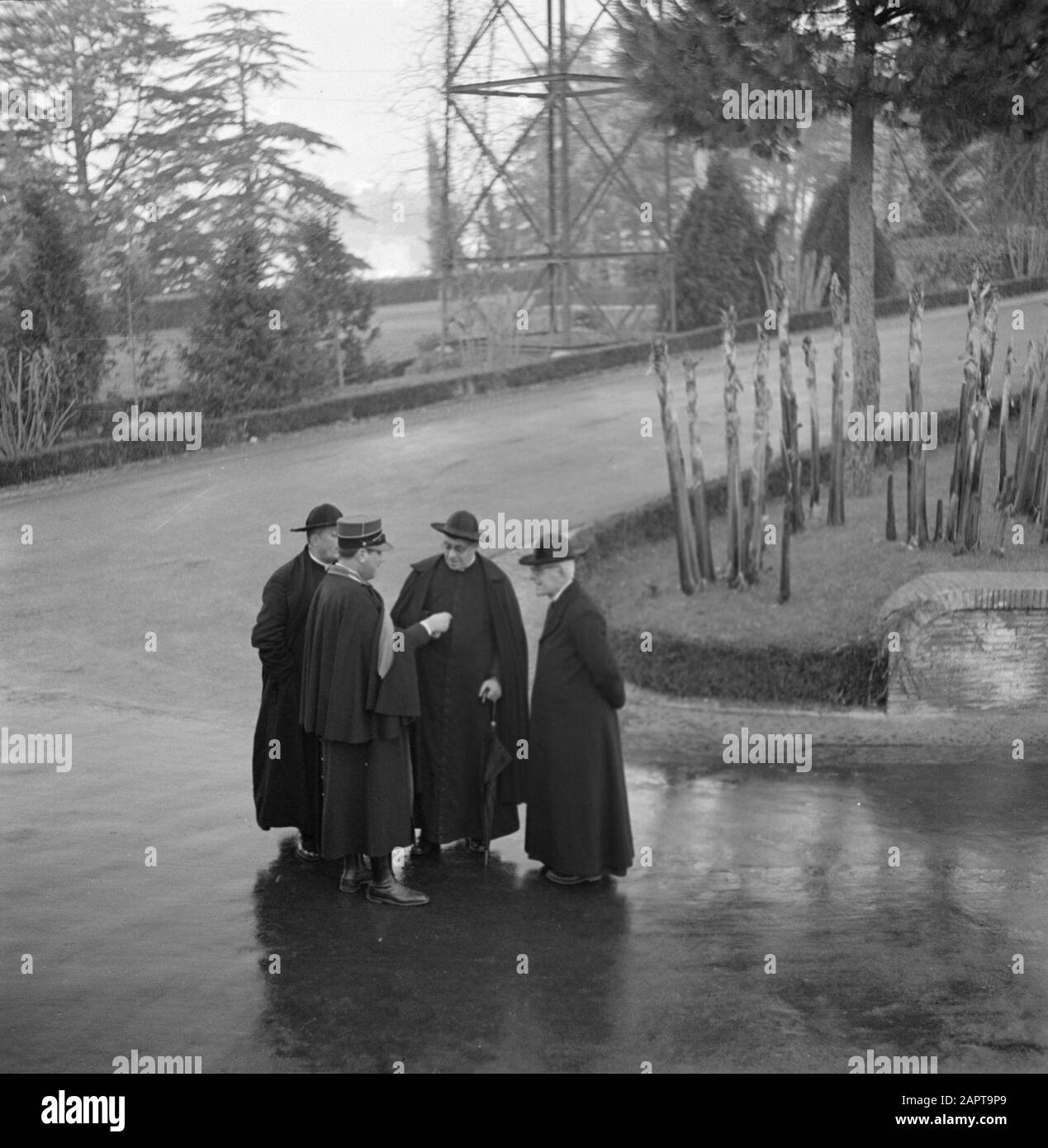 Roma: Visita Ai Sacerdoti della Città del Vaticano e un agente nel giardino del Vaticano Data: Dicembre 1937 Località: Italia, Roma, Città del Vaticano Parole Chiave: Alberi, clero, cattolicesimo, polizia, giardini, uniformi Foto Stock