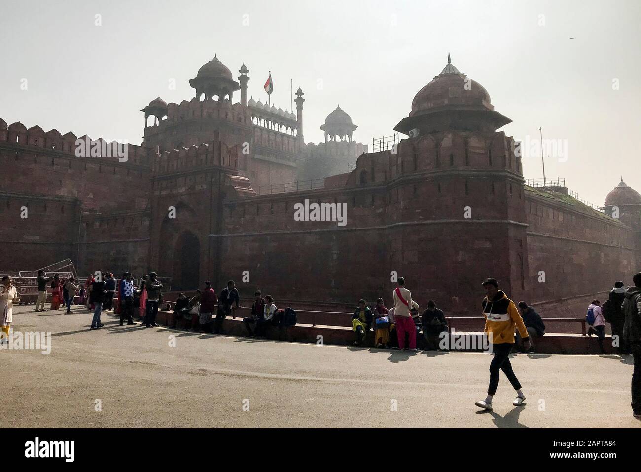 Delhi, India. La porta Lahori, parte delle mura del Forte Rosso (Lal Qila), antica residenza degli imperatori Mughal. Un Sito Patrimonio Mondiale Dell'UmanitA' Foto Stock