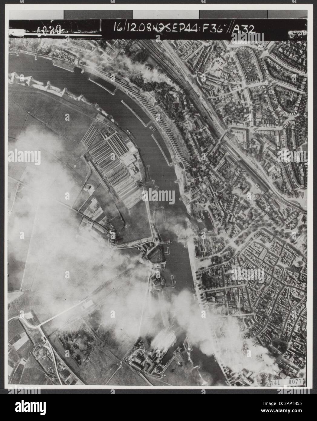 Tiro aereo [Operation Market Garden] Combatte a Onderlangs-Bovenover ad Arnhem. Ai paracadutisti chiusi al ponte di Arnhem, quattro battaglioni britannici al mattino presto del 19 settembre iniziano un attacco attraverso le strade Onderlangs e Bovenover. Questo attacco non è riuscito. Nella fotografia aerea che è stata scattata intorno a mezzogiorno, possiamo vedere le nuvole di fumo dove si combattono i combattimenti; a Bovenover, a est di Old Haven vicino allo Schipbrug e nelle vicinanze del ponte di traffico. Il fuoco nel Palazzo di Giustizia sul mercato causa una così grande nuvola di fumo che nasconde parte dell'interiore Foto Stock
