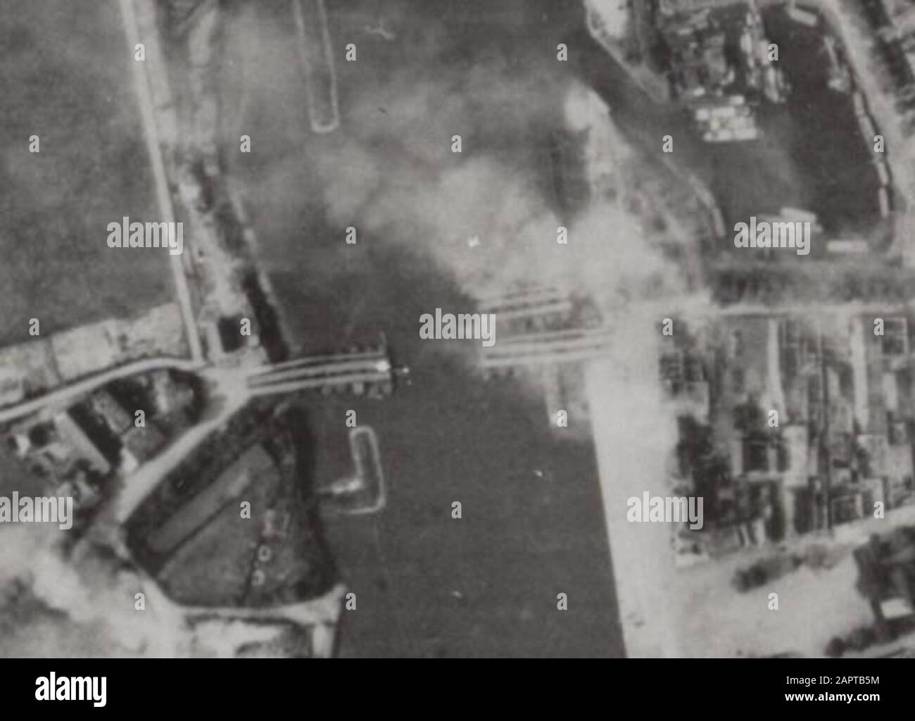 Tiro aereo [Operation Market Garden] Combatte a Onderlangs-Bovenover ad Arnhem. Ai paracadutisti chiusi al ponte di Arnhem, quattro battaglioni britannici al mattino presto del 19 settembre iniziano un attacco attraverso le strade Onderlangs e Bovenover. Questo attacco non è riuscito. Nella fotografia aerea che è stata scattata intorno a mezzogiorno, possiamo vedere le nuvole di fumo dove si combattono i combattimenti; a Bovenover, a est di Old Haven vicino allo Schipbrug e nelle vicinanze del ponte di traffico. Il fuoco nel Palazzo di Giustizia sul mercato causa una così grande nuvola di fumo che nasconde parte dell'interiore Foto Stock