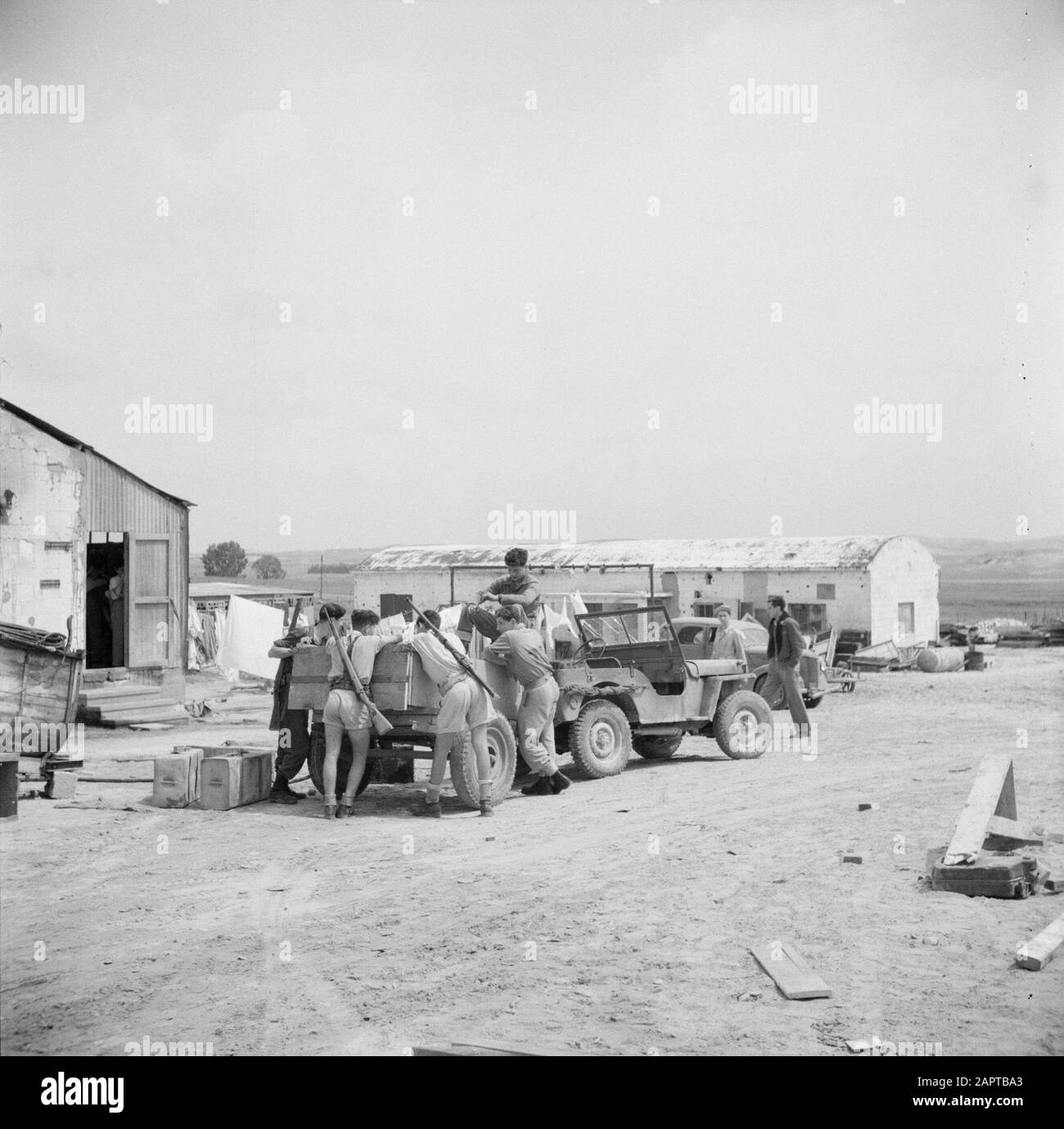 Israele 1948-1949: Kibbutz Yad Mardochay uomini armati da una jeep con un rimorchio Annotazione: Kibbutz Yad Mardochay, situato vicino Ashkelon, è anche chiamato Yad Mardochhai e Yad Mardochaj. Il kibbutz prende il nome da Mordechai Anielewicz, uno dei leader della rivolta del ghetto di Varsavia nell'aprile/maggio 1943; dating image inizio 1949 Data: 1 gennaio 1949 luogo: Israele Parole Chiave: Rimorchi, jeep, kibbutz, militare, armi da fuoco Foto Stock