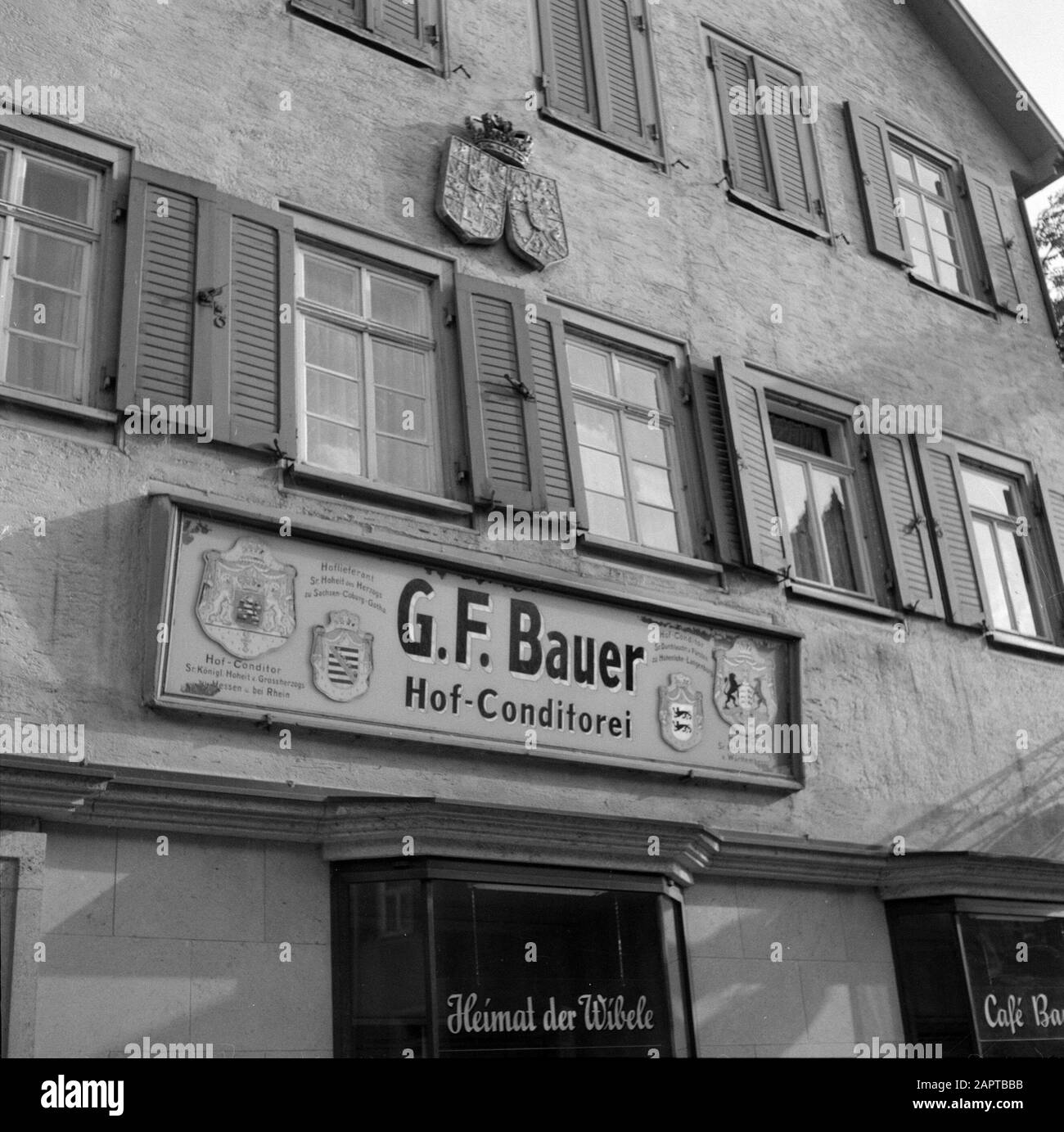 Facciata Hohenloher Land con vari stemmi di pasticceria G.F. Bauer Data: 1954 luogo: Baden-Württemberg, Germania, Langenburg, Germania Ovest Parole Chiave: Panettieri, facciate Coats of Arms, negozi Foto Stock
