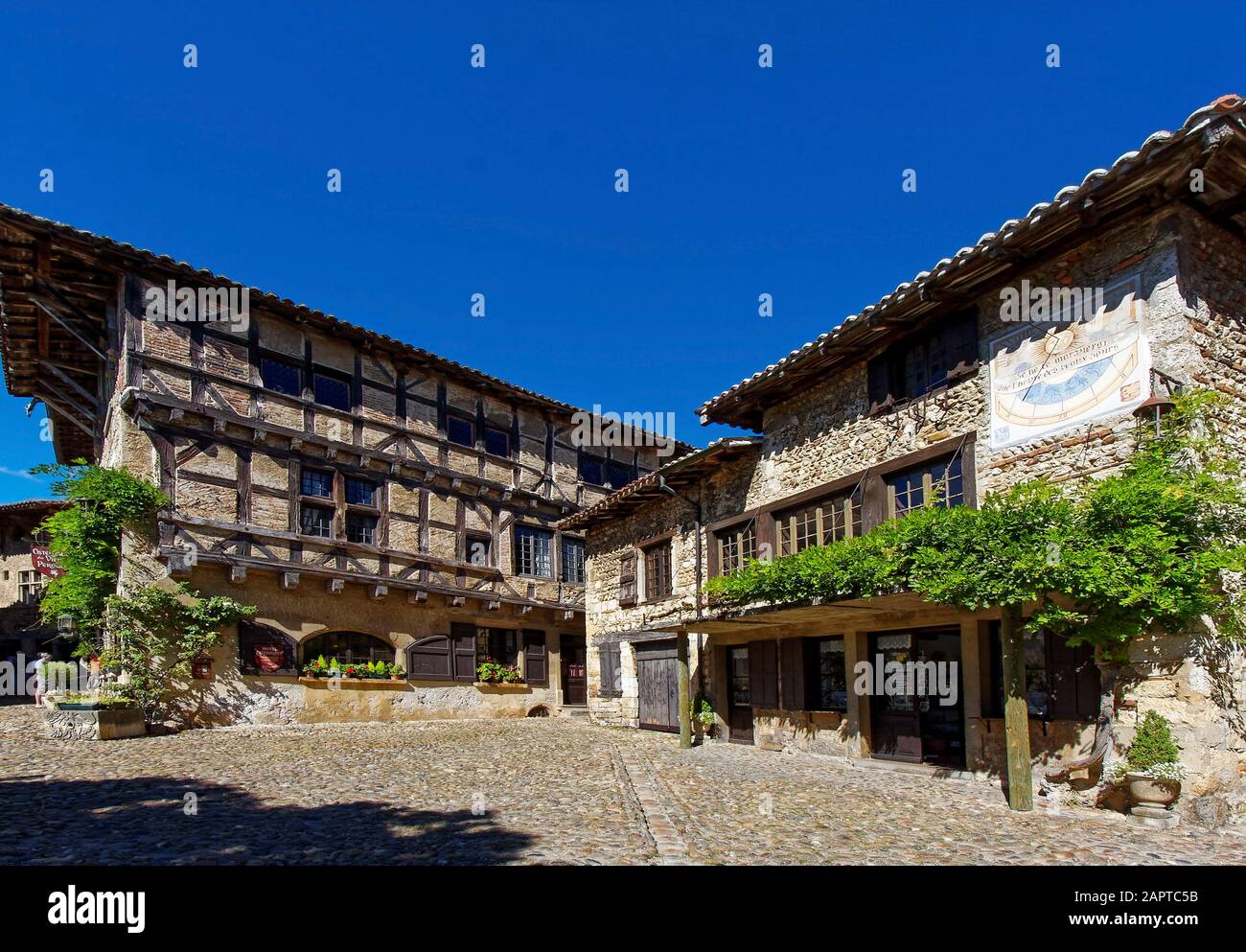 Street scene, ciottoli, vecchi edifici in pietra, a graticcio, borgo medievale murato, 14-15 secolo, Perouges, Francia, estate; orizzontale Foto Stock