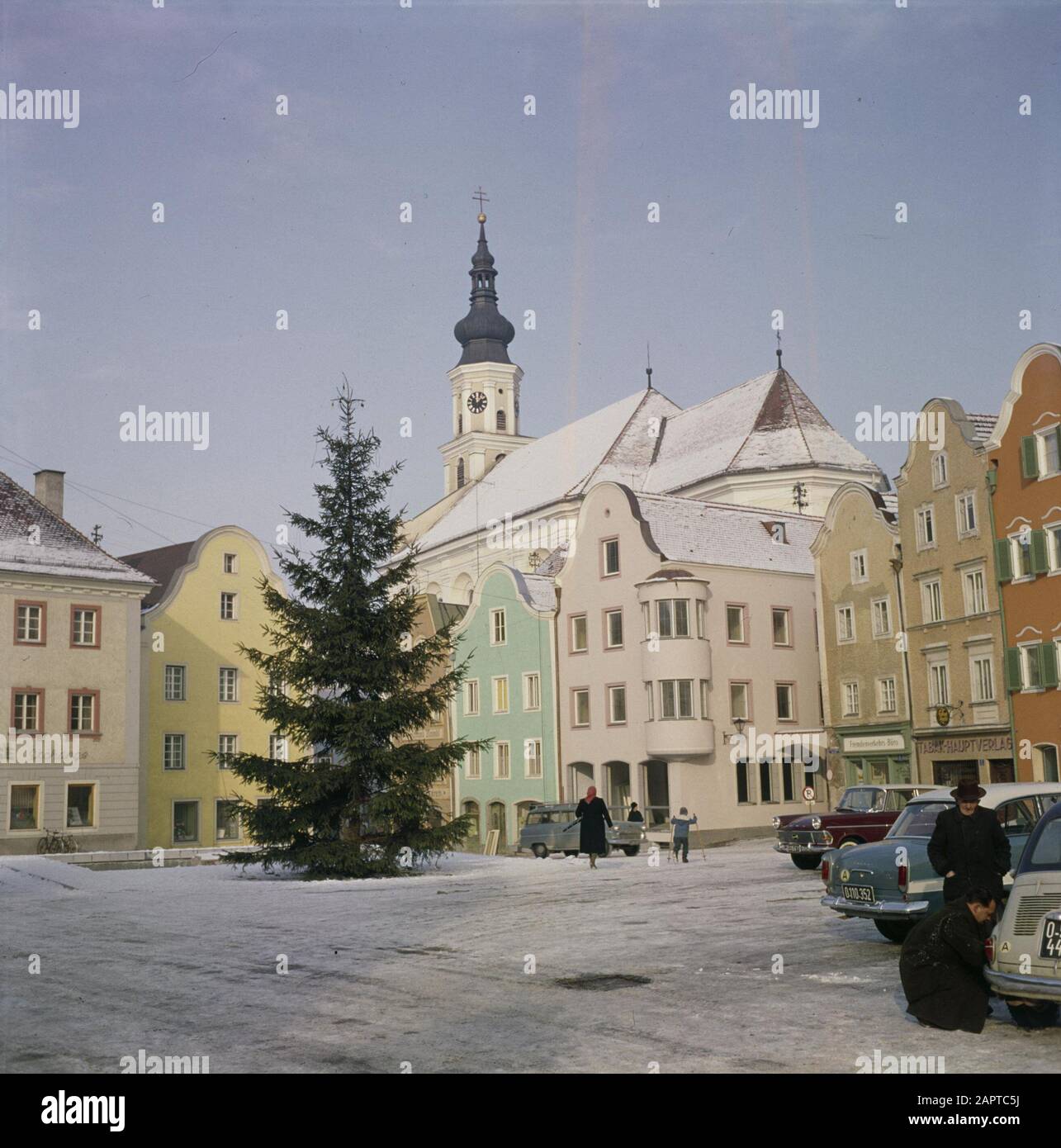 Visita a Niederbayern e Oberösterreich Vista del Silberzeile (Oberer Stadtplatz) di Schärding con sullo sfondo la torre della chiesa di St.Georg e nel mezzo di un albero di Natale Data: Dicembre 1962 posizione: Austria, Schärding Parole Chiave: Automobili, alberi di Natale, neve, statue della città, campanelli torre, camion, negozi, inverno, case Foto Stock