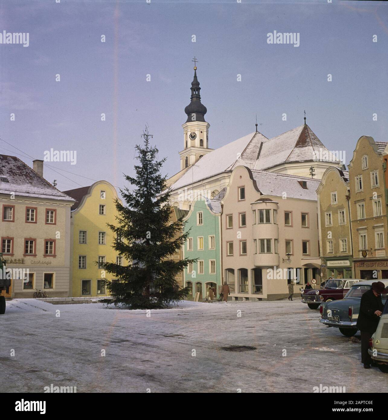 Visita a Niederbayern e Oberösterreich Vista del Silberzeile (Oberer Stadtplatz) di Schärding con sullo sfondo la torre della chiesa di St.Georg e nel mezzo di un albero di Natale Data: Dicembre 1962 posizione: Austria, Schärding Parole Chiave: Automobili, alberi di Natale, neve, statue della città, campanelli torre, camion, negozi, inverno, case Foto Stock