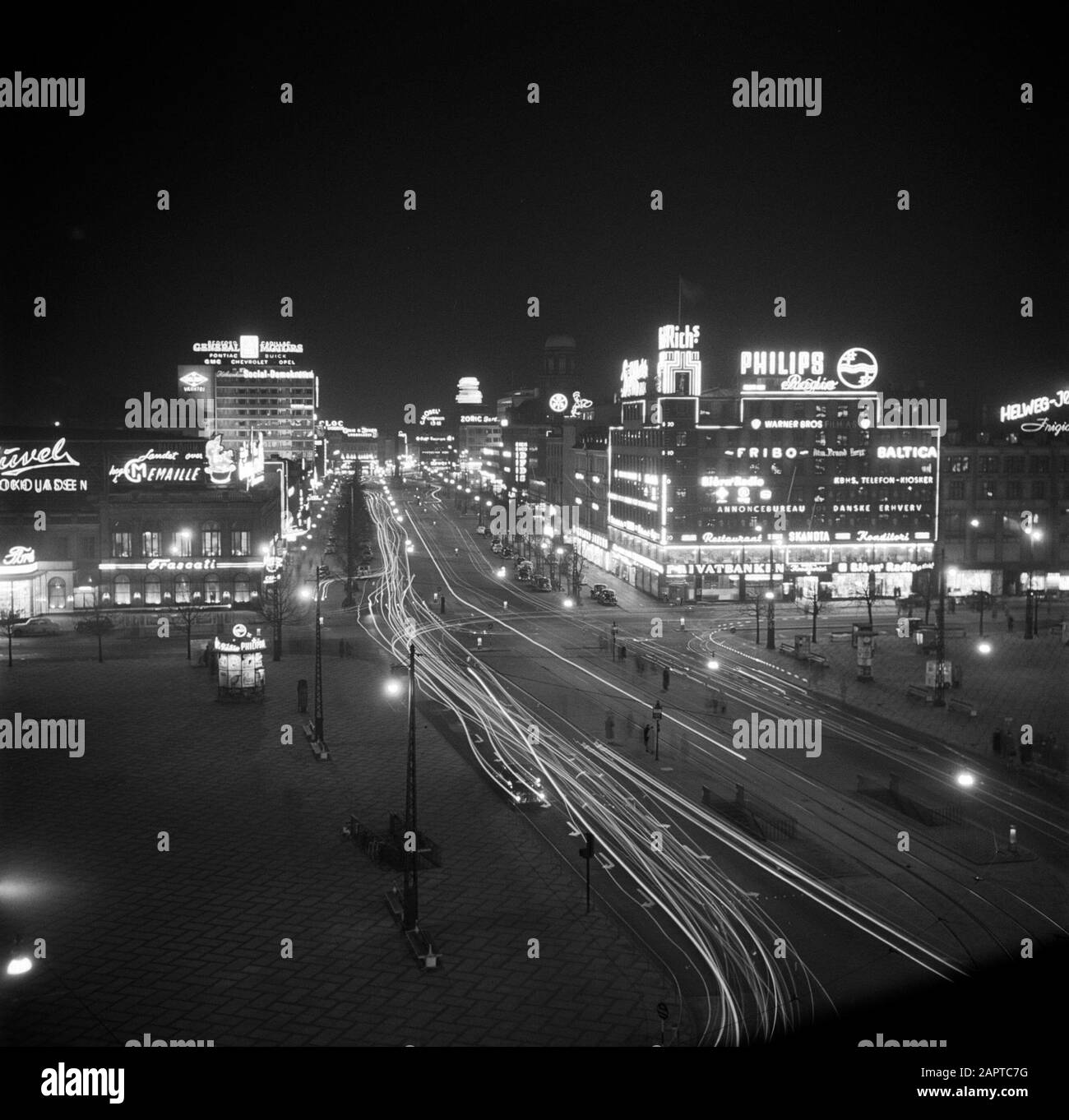 Copenaghen di notte Vista della Vesterbrogade con neon pubblicità delle aziende e dei negozi, presumibilmente visto dalla torre del palazzo hotel Data: Marzo 1954 posizione: Danimarca, Copenaghen, Rådhuspladsen Parole Chiave: Sera, buio, edifici, pubblicità, immagini di strada, luci di strada, illuminazione Foto Stock