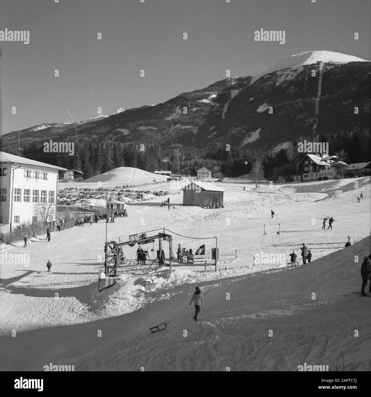 Inverno in Tirol Vista degli appassionati di sport invernali presso gli impianti di risalita fino al Patscherkofel Data: Gennaio 1960 Località: Igls, Austria, Tirolo Parole Chiave: Montagne, funivie, paesaggi, sci, neve, inverno, sport invernali Foto Stock