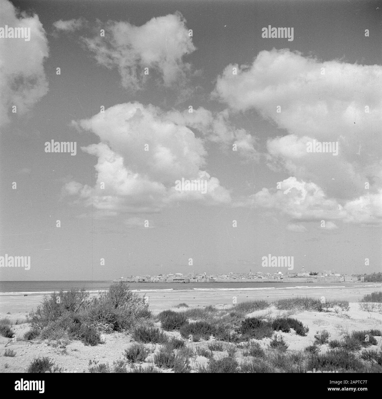 Israele 1948-1949: Acro (Akko) Vista della città, sulla baia di Haifa Data: 1948 posizione: Acro, Israele Parole Chiave: Coste, panorami, città, spiagge, nuvole Foto Stock
