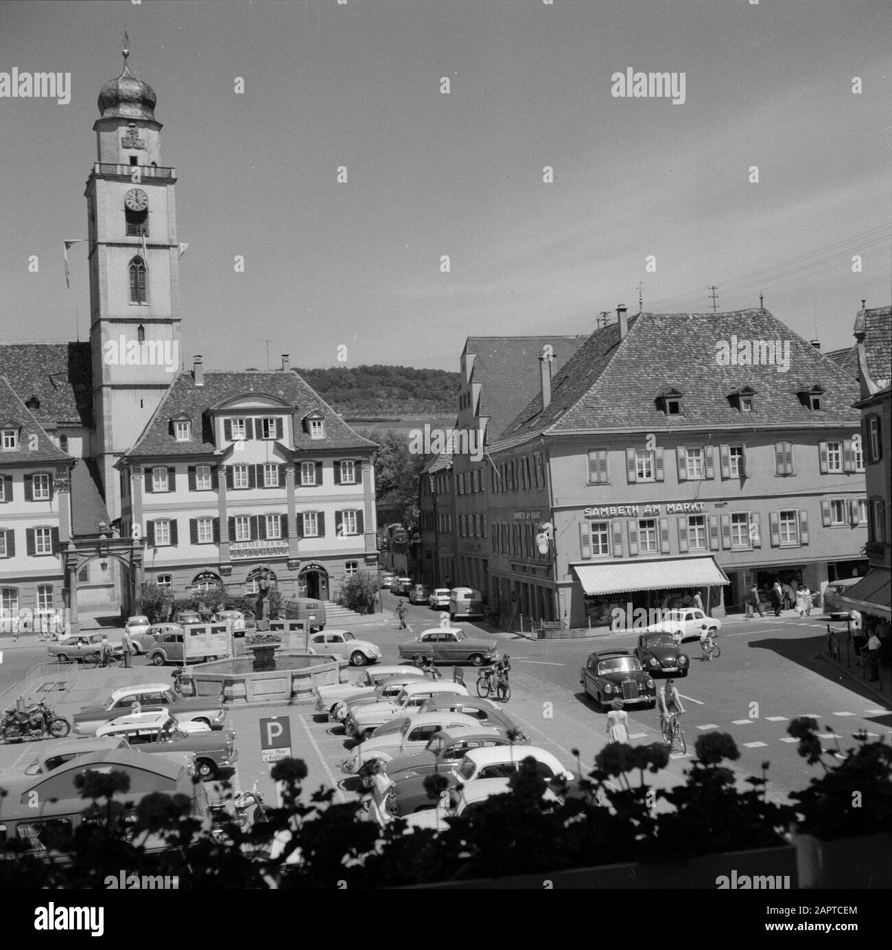 Hohenloher Land Vista della piazza del mercato con la statua di Wolfgang Schutzbar e la Milchlingbrunnen e sullo sfondo le case gemelle e la chiesa di San Giovanni. Date: 1960 Location: Bad Mergentheim, Baden-Württemberg, Germany, West Germany Parole Chiave: Fontane, edifici della chiesa, statue, statue di strada, torri, negozi Nome personale: Schutzbar genannt Milchling, Wolfgang Foto Stock