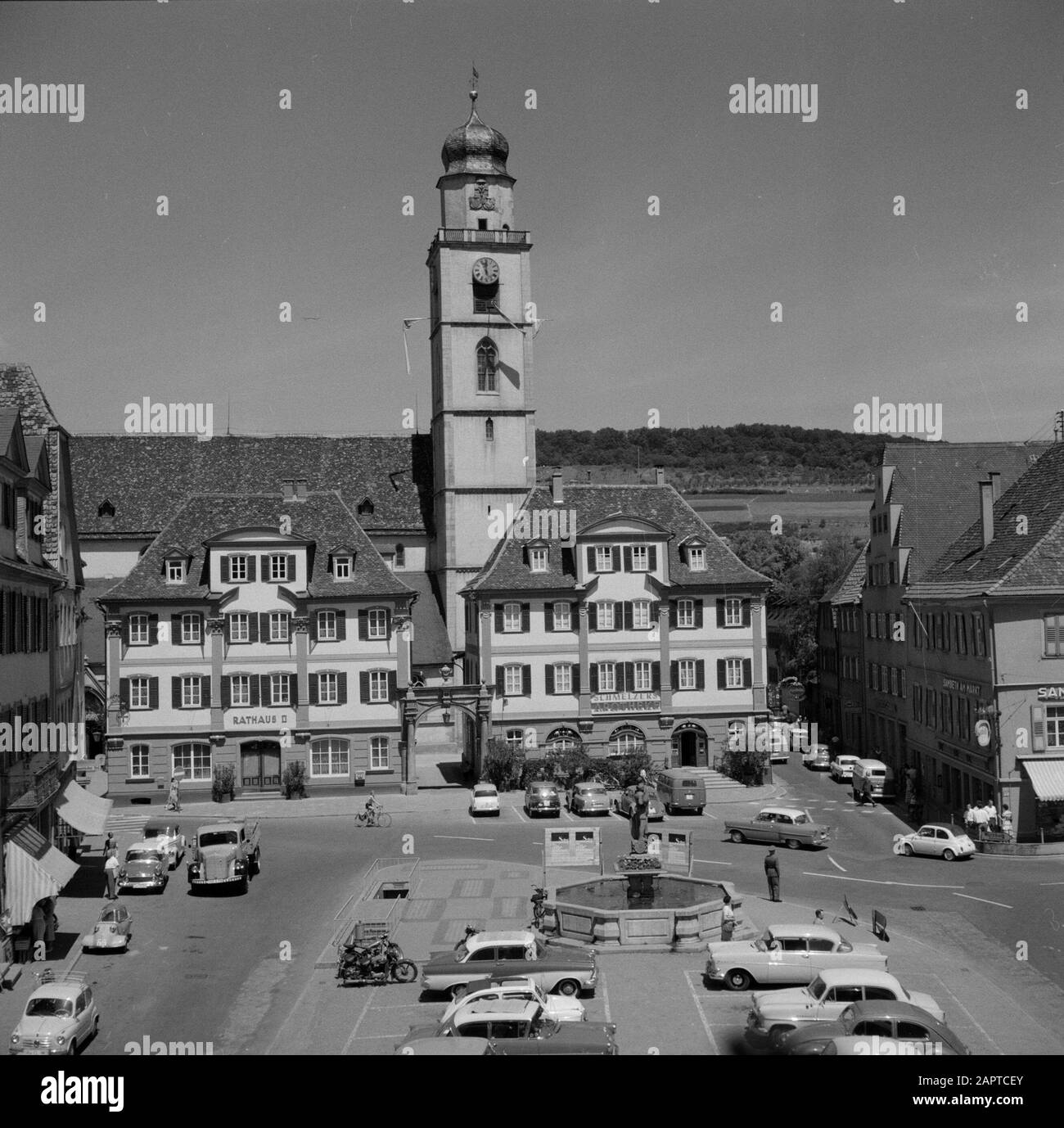 Hohenloher Land View of the market Square with the statue of Wolfgang Schutzbar and the Milchlingbrunnen, in the background The twin houses and the St. Johanneskerk Date: September 1953 Location: Bad Mergentheim, Baden-Württemberg, Germany, West Germany Parole Chiave: Fontane, edifici della chiesa, paesaggi urbani, statue Foto Stock