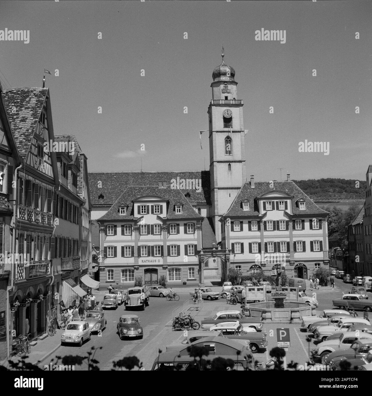 Hohenloher Land View of the market Square with the statue of Wolfgang Schutzbar and the Milchlingbrunnen, in the background The twin houses and the St. Johanneskerk Data: 1960 posizione: Bad Mergentheim, Baden-Württemberg, Germania, Germania Ovest Parole Chiave: Fontane, edifici della chiesa, città, statue, torri Nome personale: Schutzbar genannt Milchling, Wolfgang Foto Stock