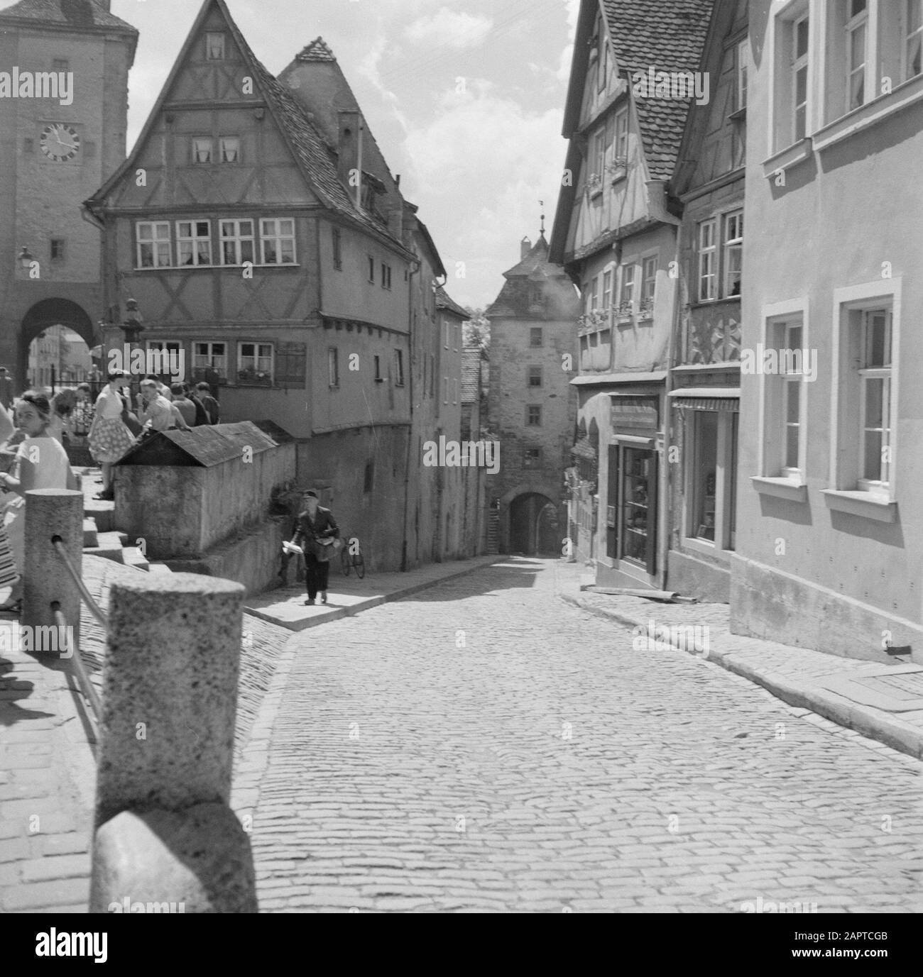 Mittelfranken Vista di Plönlein con la sinistra il Sieberstor e la destra il Kobolzeller Tor Data: 1960 posizione: Baviera, Germania, Rothenburg ob der Tauber, Germania Ovest Parole Chiave: Porti della città, immagini di strada, turismo, torri, pedonale, negozi Foto Stock