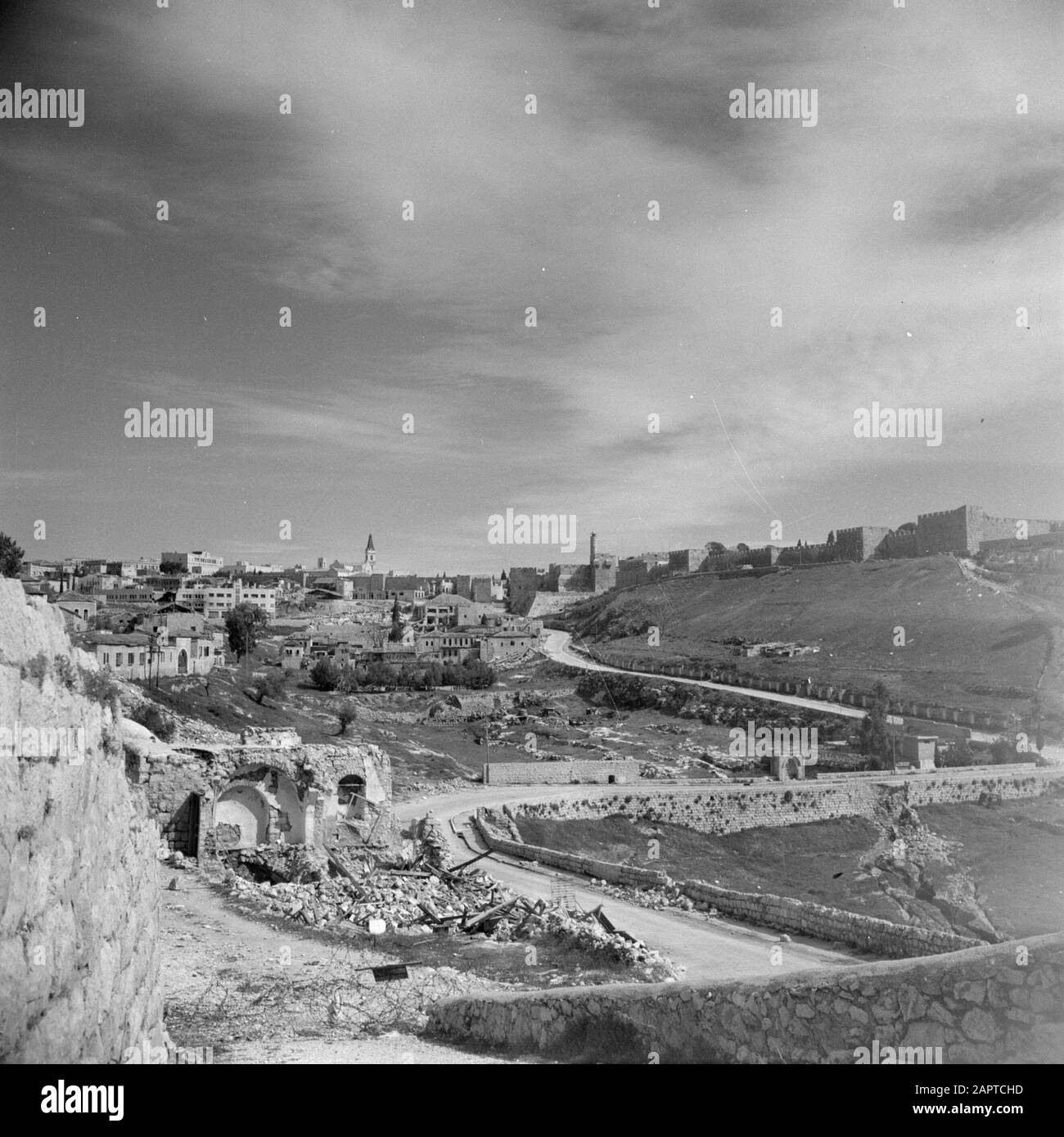 Israele 1948-1949 Vista della terra di nessuno lungo il muro dell'antica città di Gerusalemme tra l'arabo e la parte israeliana della città. Sullo sfondo del muro, il porto di Giaffa, e la cosiddetta torre di Davide vicino alla cittadella e costruito sulla fondazione di una torre dal tempo di Erode Data: 1948 luogo: Israele, Gerusalemme Parole Chiave: Colline, torri della chiesa, paesaggi, mura della città, porte della città, torri, devastazioni, fortificazioni , strade Nome personale: David (re), Erode il Grande (re) Foto Stock