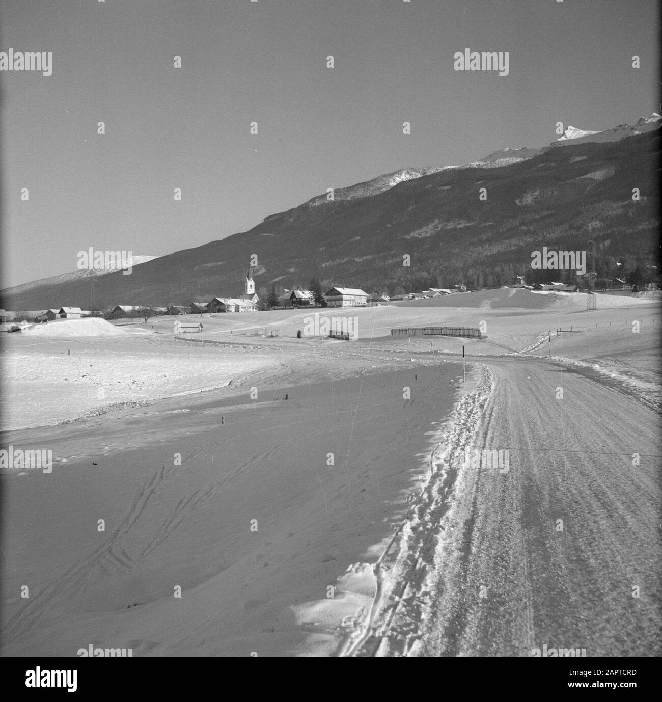 Inverno in Tirolo Vista dei Siriani sulla neve Data: Gennaio 1960 Località: Austria, Siriani, Tirolo Parole Chiave: Montagne, villaggi, edifici religiosi, paesaggi, neve, inverno, case Foto Stock