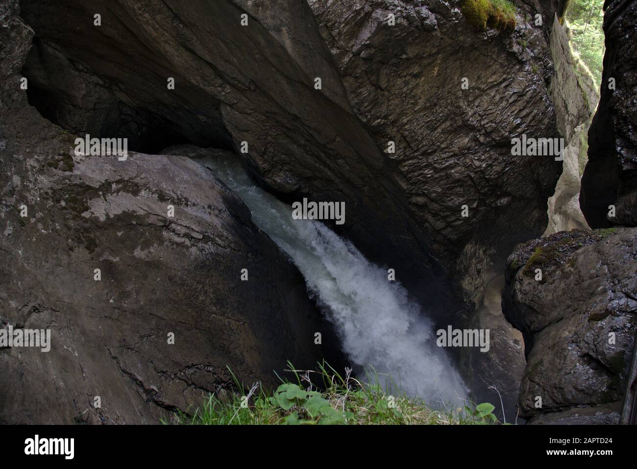 Le potenti cascate di Trummelbach sono una cascata sotterranea che attraversa le montagne della Valle di Lauterbrunnen, Svizzera. Foto Stock