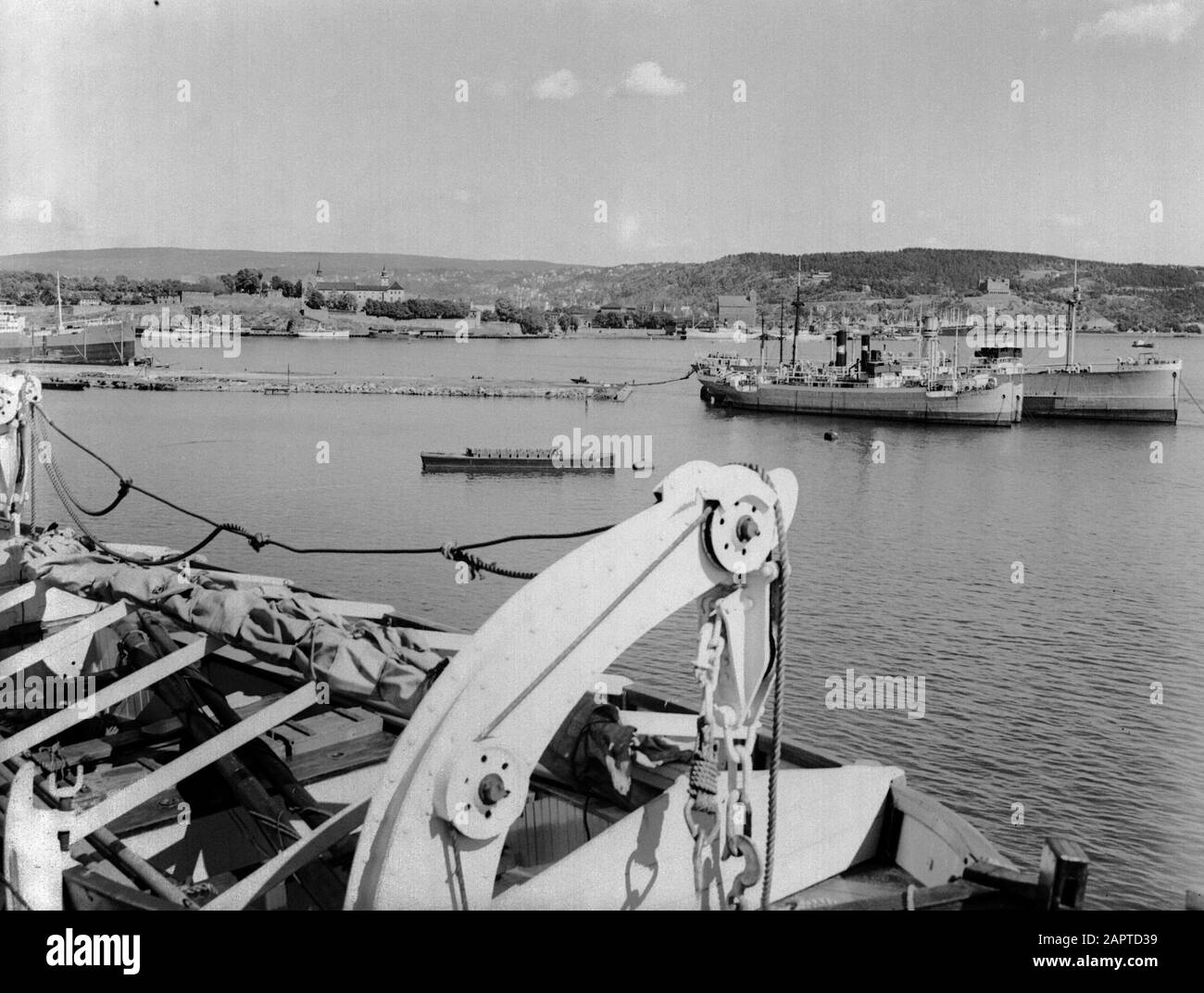 Viaggio in mare con la sig.ra Johan van Oldenbarnevelt in Norvegia Vista dalla nave al porto di Oslo con diritto contro la collina la scuola di mare sull'Ekeberg Data: 1933 luogo: Norvegia, Oslo Parole Chiave: Crociere, porti, colline, navi, navi a vapore, turismo, scuole marittime Foto Stock