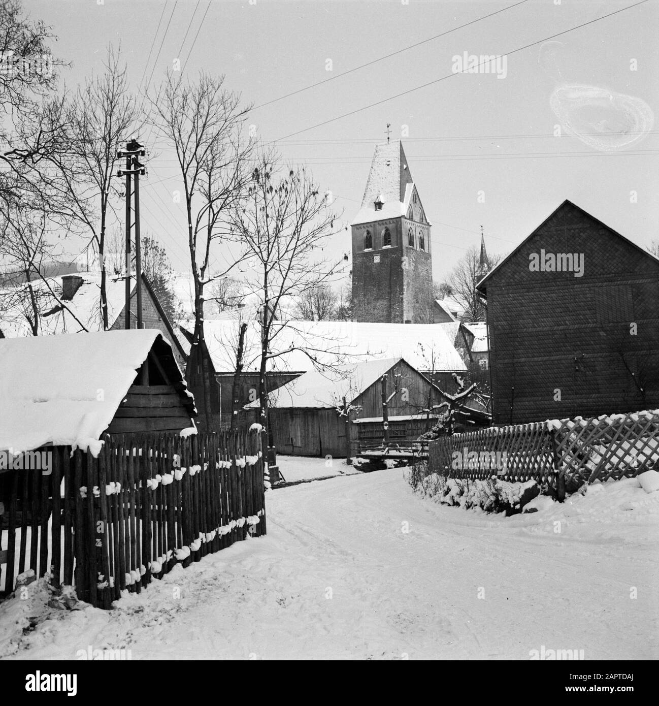 Rothaargebergte Girkhausen in inverno Data: Non coordinate posizione: Germania, Girkhausen, Renania Settentrionale-Vestfalia, Germania Ovest Parole Chiave: Immagini del villaggio, edifici della chiesa, neve, inverno Foto Stock