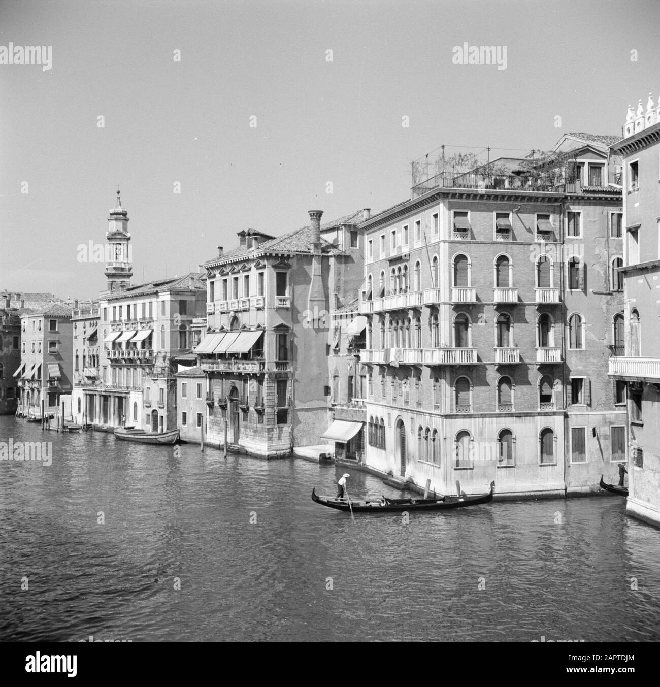 Italia Venezia Gondola sul Canal Grande a Venezia Data: Maggio 1953 Località: Italia, Venezia Parole Chiave: Gondole, canali, paesaggi urbani Foto Stock