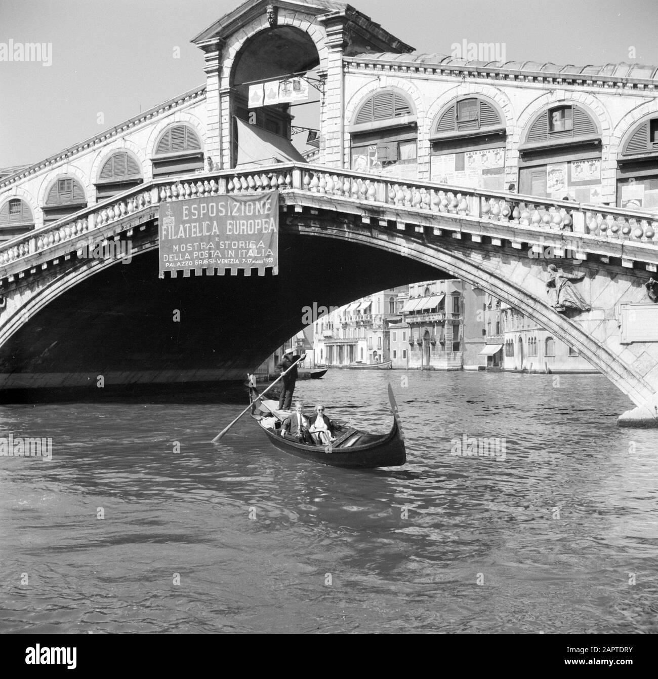 Italia Venezia Gondola sotto il Ponte di Rialto a Venezia Data: Maggio 1953 Località: Italia, Venezia Parole Chiave: Ponti, gondolieri, canali, striscioni Foto Stock