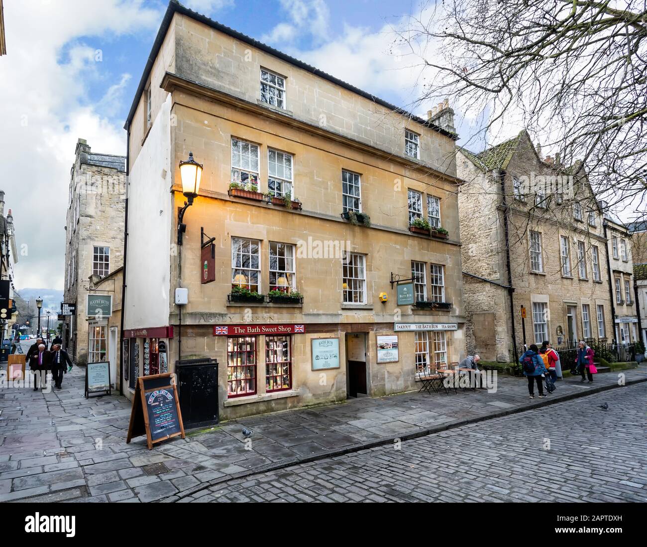 Il bagno Bun tearooms e il bagno Sweetshop in Abbey Green, Bath, Somerset, UK, il 23 gennaio 2020 Foto Stock