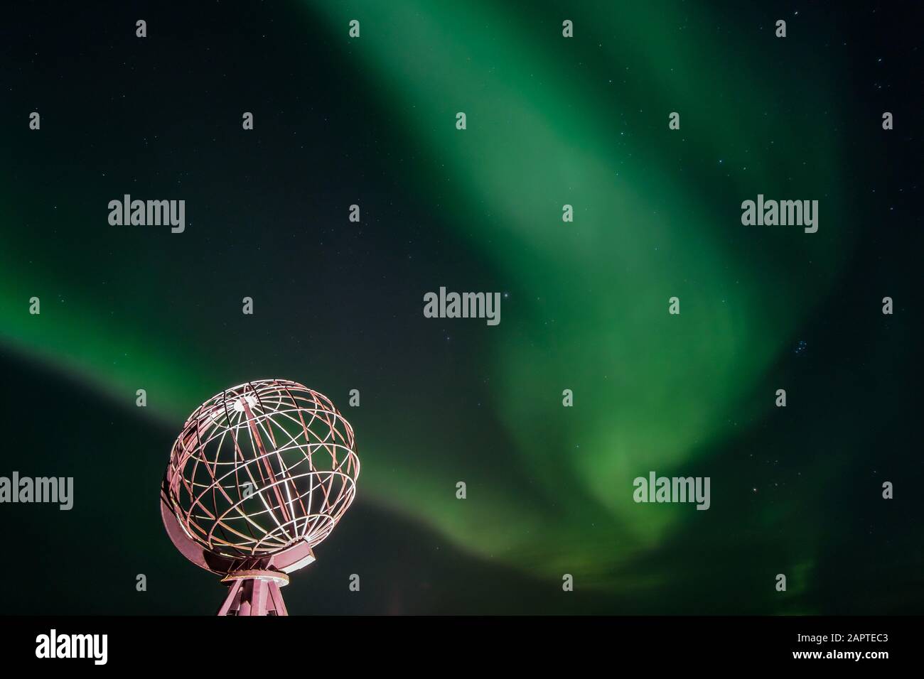 Northern Lights, Aurora Borealis con il Globe, il monumento a Nordkapp, North Cape, il punto più settentrionale d'Europa, Finnmark, Norvegia Foto Stock