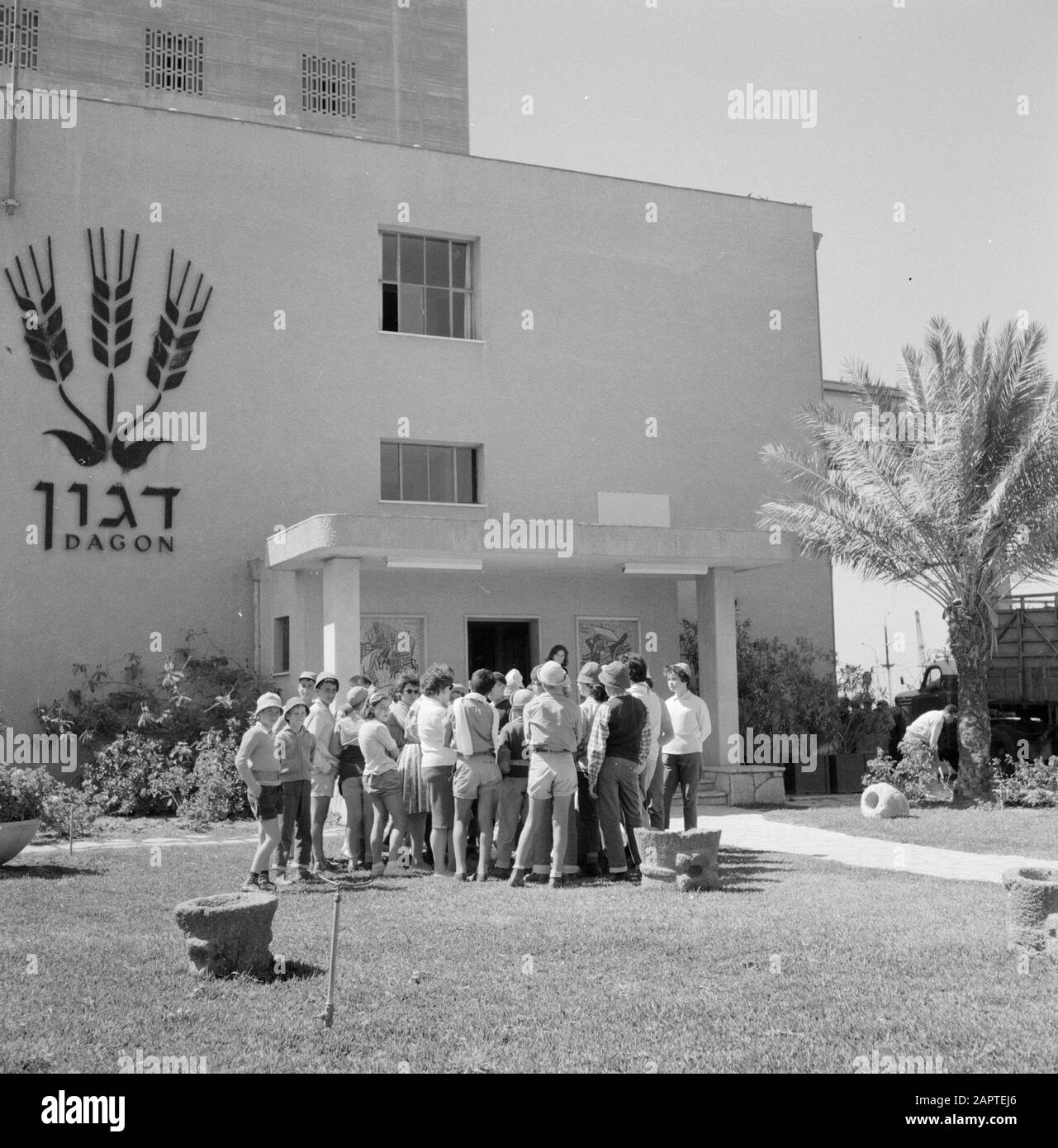 Israele 1964-1965: Haifa, silo di grano Gruppo di visitatori prima dell'ingresso del 'silo di grano di dagon' Data: 1964 Località: Haifa, Israele Parole Chiave: Visitatori, silos Foto Stock