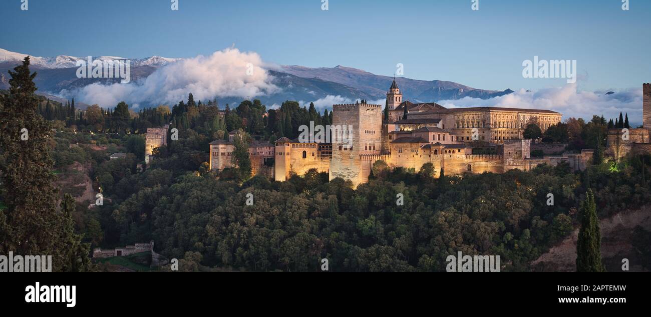 Foto dell'alhambra e delle montagne al tramonto Foto Stock