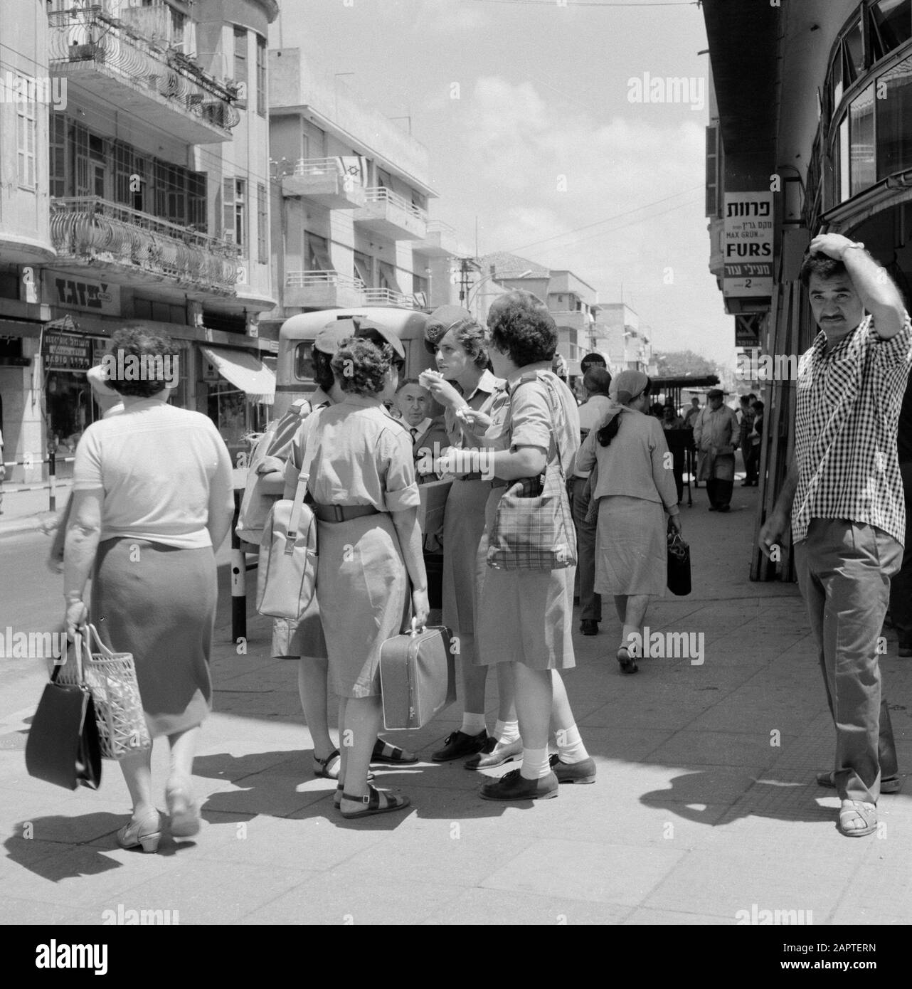 Israele 1964-1965: Tel Aviv, immagini di strada Gruppo di soldati femminili in strada Data di partenza: 1964 Località: Israele, Tel Aviv Parole Chiave: Soldati, sculture di strada, uniformi, donne Foto Stock