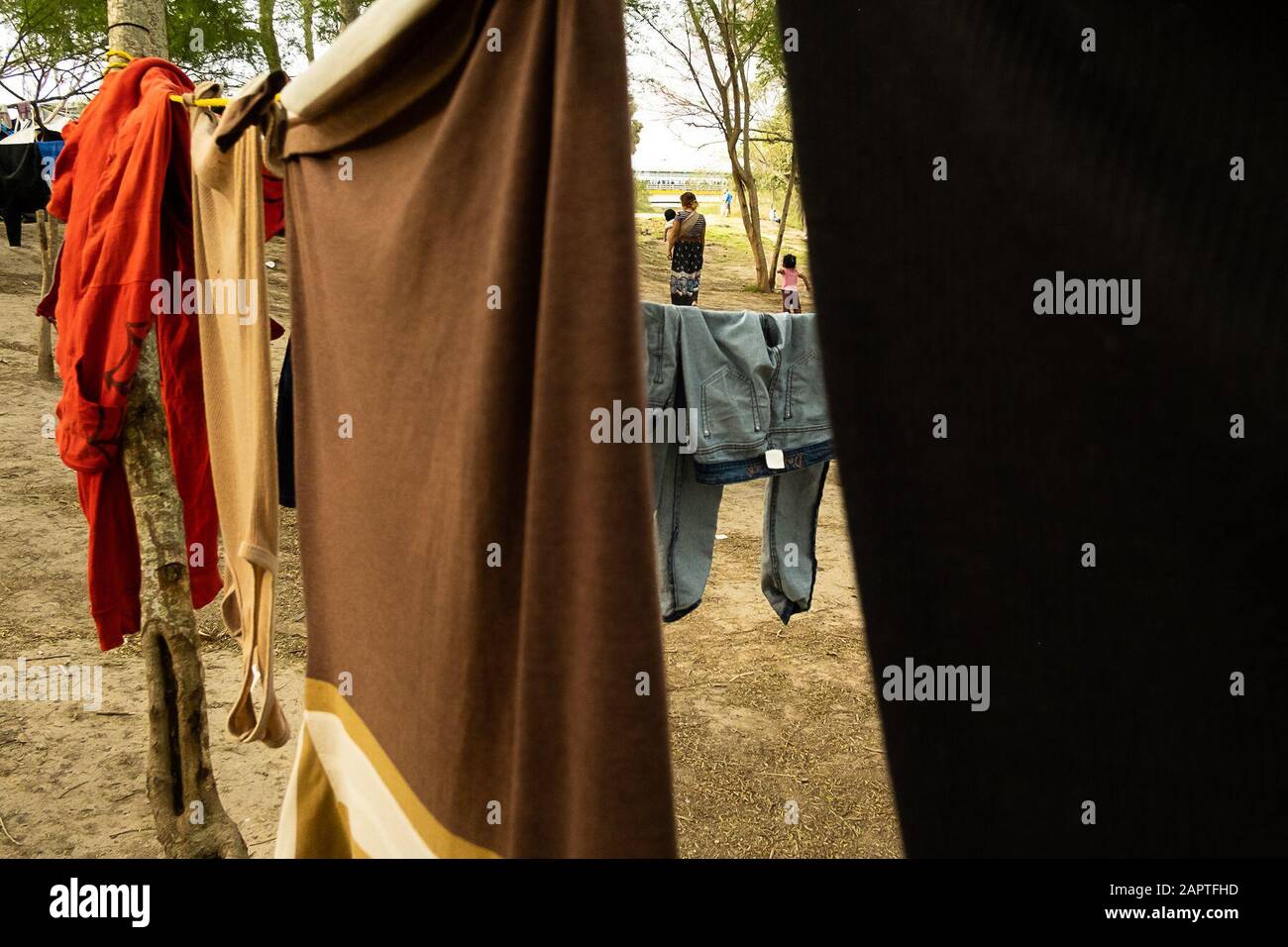 I richiedenti asilo provenienti dal Messico, dal Centro e dal Sud America vivono in una città tenda al confine con Matamoros, MX e Brownsville, Texas. Non sono autorizzati ad attraversare gli Stati Uniti per chiedere asilo fino a quando non hanno aspettato nella città tenda per mesi. Le loro possibilità di ottenere asilo sono scarse Foto Stock