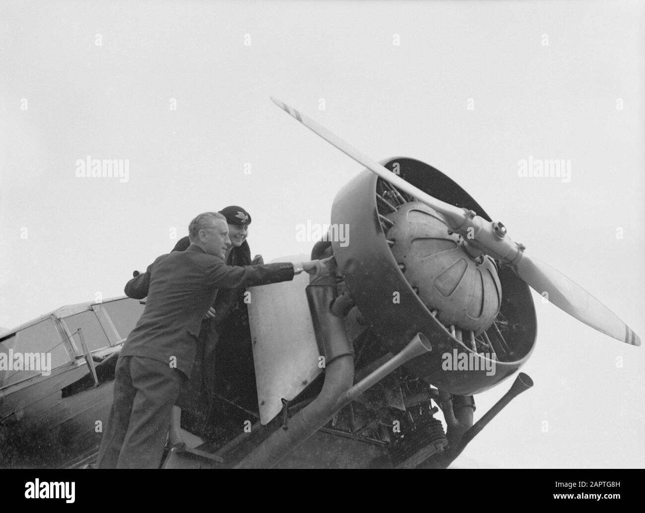 Aeroporto di Berlino - Tempelhof Harry Laponder e Thea Rasche al motore di presumibilmente il Fokker F.IX PH-AGA Eagle Data: Ottobre 1934 posizione: Berlino, Germania Parole Chiave: Aerei, compagnie aeree, motociclette, Eliche, Personale Del Personale Aereo: Laponder, Harry, Rasche, Thea Foto Stock