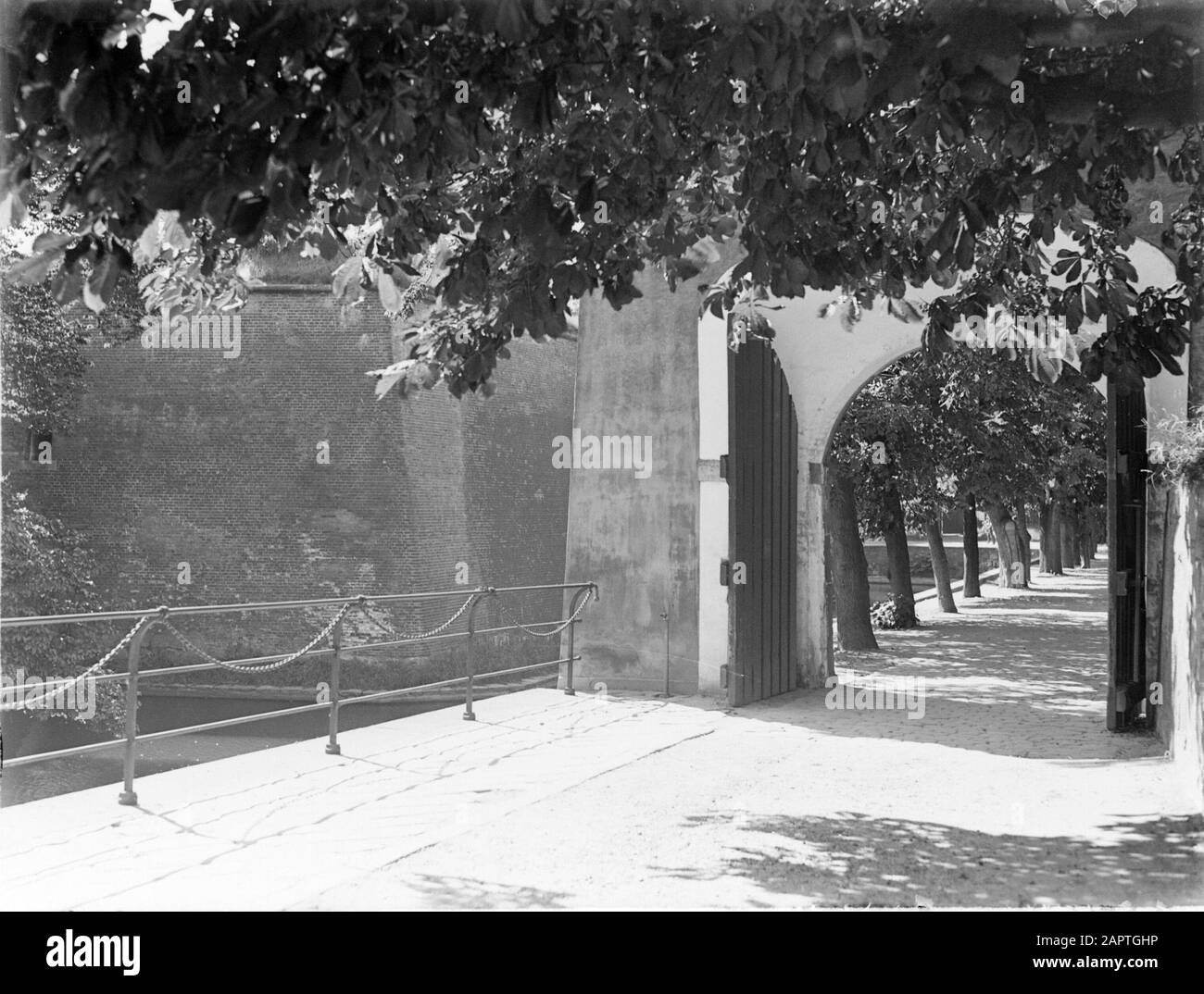 Viaggio in mare con la sig.ra Johan van Oldenbarnevelt in Norvegia Helsingør. Cancello e scherma lungo il fossato sulla strada esterna di accesso del castello Kronborg Data: 1933 Località: Danimarca, Helsingør Parole Chiave: Architettura, pavimentazione, crociere, navi da crociera, recinzioni, castelli, cancelli, ombre, fossati, turismo, fortificazioni Foto Stock