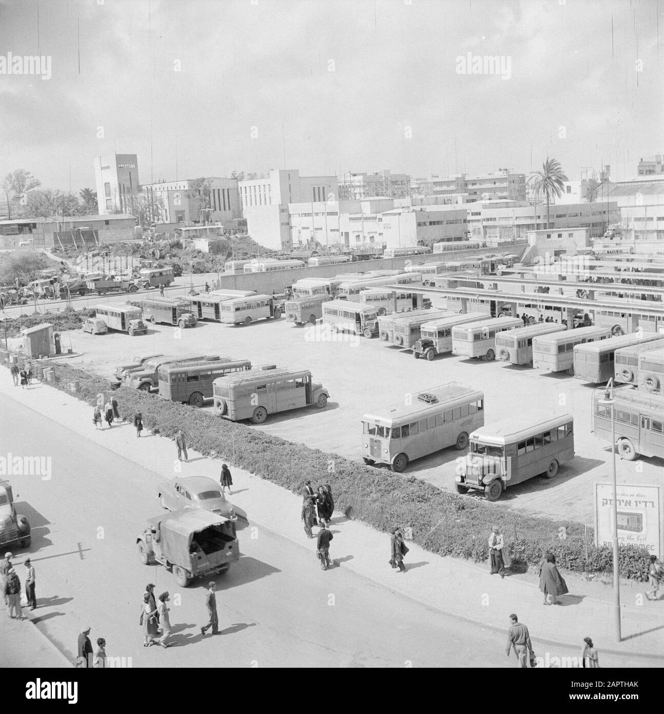 Israele 1948-1949: Stazione degli autobus di Tel Aviv con vista su piattaforme, autobus e altro traffico Data: 1948 Località: Israele, Tel Aviv Parole Chiave: Architettura, autobus, stazioni di autobus, trasporti pubblici, panorami, città, mezzi di trasporto, camion Foto Stock