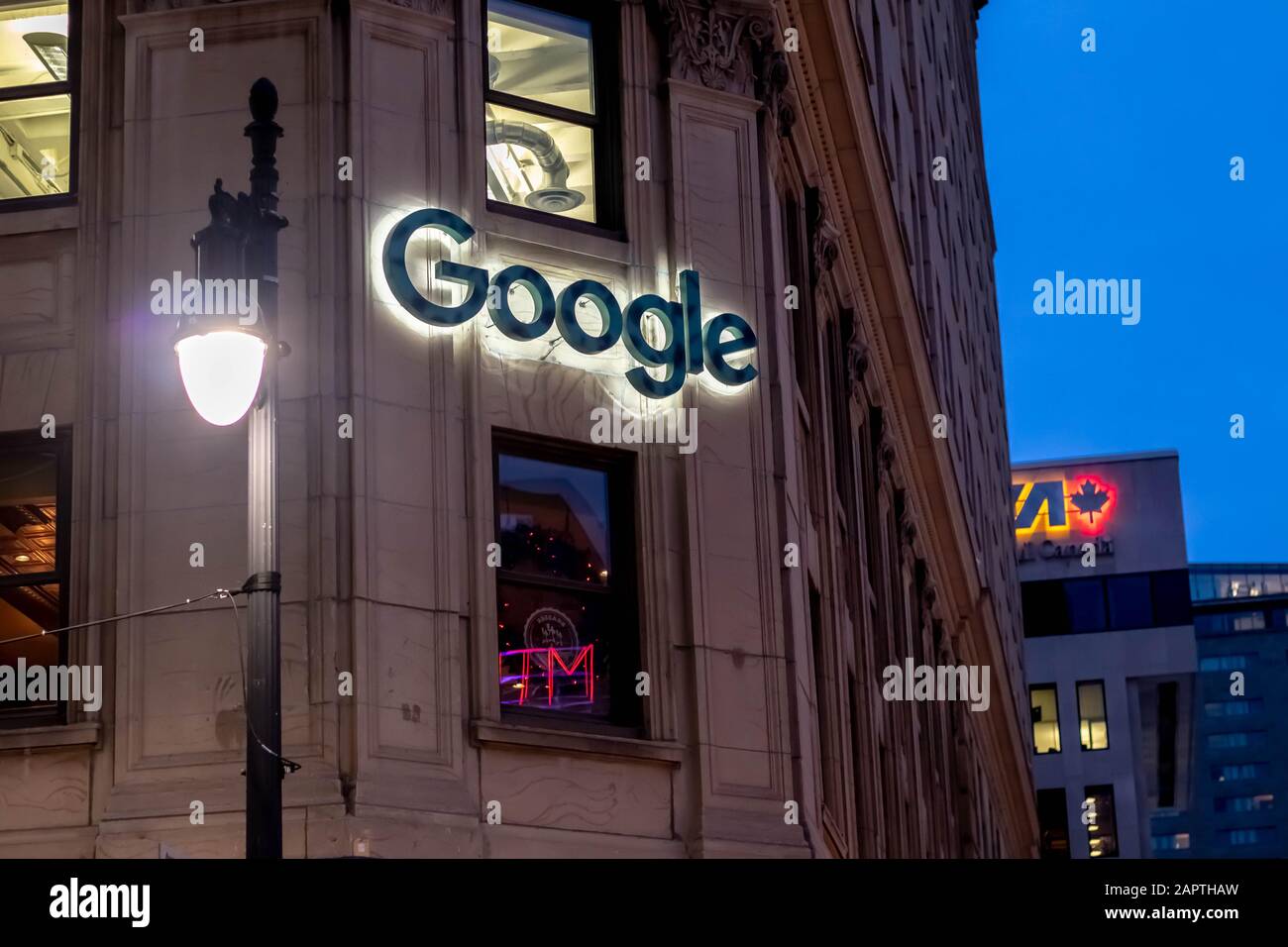 L'ufficio di Google Montreal al 1253 McGill College Avenue, adiacente a Saint-Catherine Street West, è visto di notte. Foto Stock