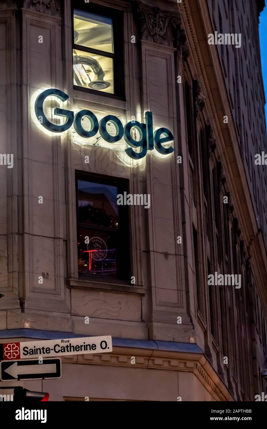 L'ufficio di Google Montreal al 1253 McGill College Avenue, adiacente a Saint-Catherine Street West di notte. Foto Stock