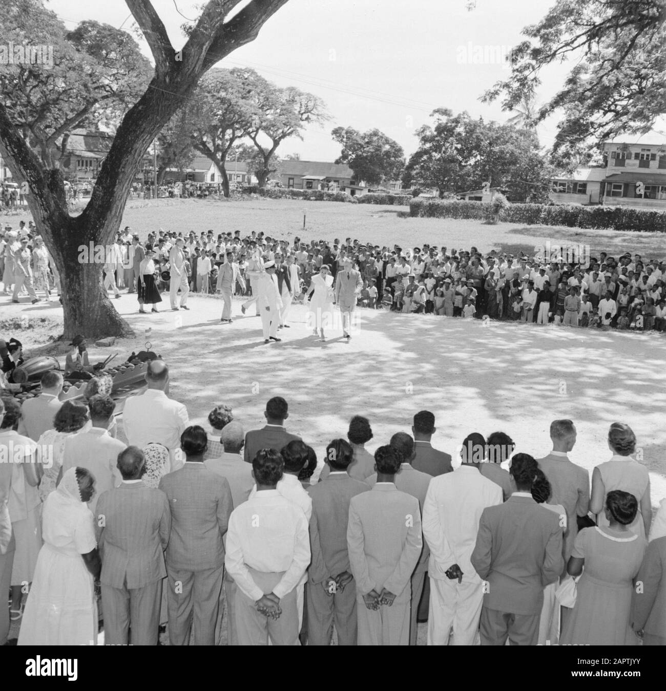 Antille Olandesi e Suriname al momento della visita reale della Regina Juliana e del Principe Bernhard nel 1955 La compagnia reale arriva a Mariënburg Data: 1 ottobre 1955 Ubicazione: Mariënburg, Suriname Parole Chiave: Visite, nativi, regine Nome personale: Juliana, Regina Foto Stock