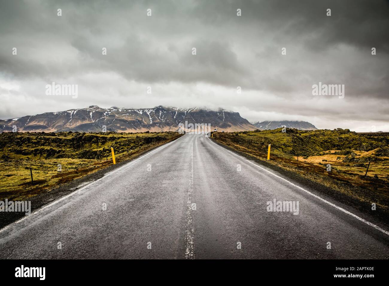 Strada isolata circondata da tundra; Islanda Foto Stock