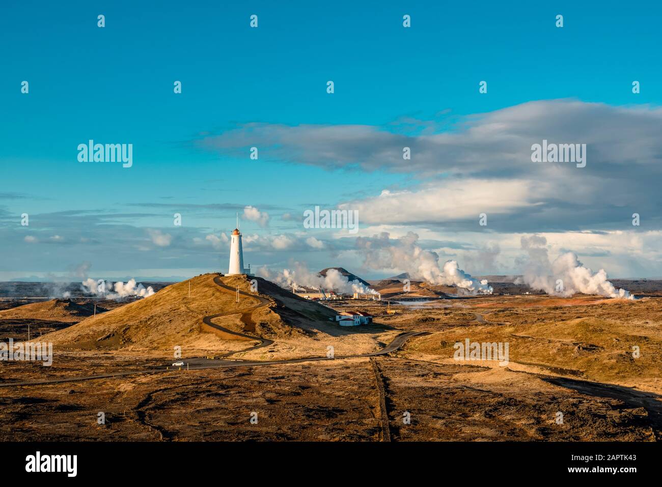 Faro di Reykjanes, il più antico faro dell'Islanda, sulla collina di Baejarfell, penisola di Reykjanes; Islanda Foto Stock
