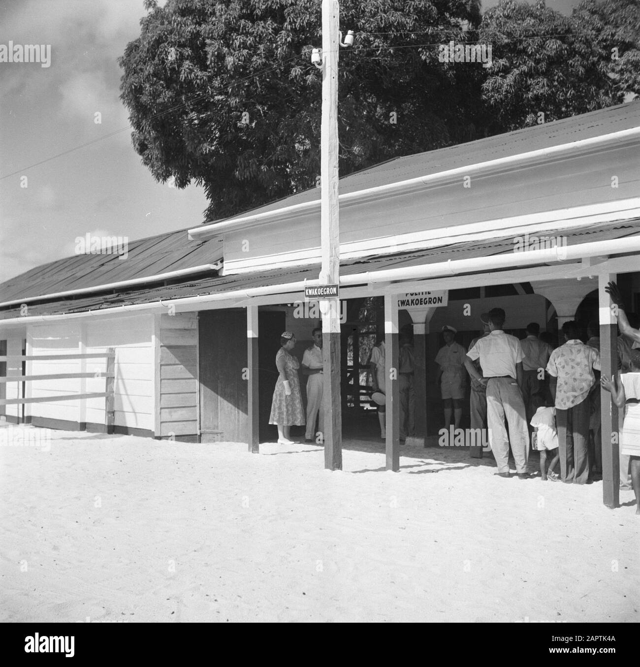 Antille Olandesi e Suriname al momento della visita reale della Regina Juliana e del Principe Bernhard nel 1955 La coppia reale alla stazione di polizia di Kwakuegron sulla loro strada per la stazione via cavo Data: Ottobre 1955 Ubicazione: Kwakoegron, Suriname Parole Chiave: Visite, regine, polizia Nome personale: Bernhard, Prince, Juliana, Queen Foto Stock