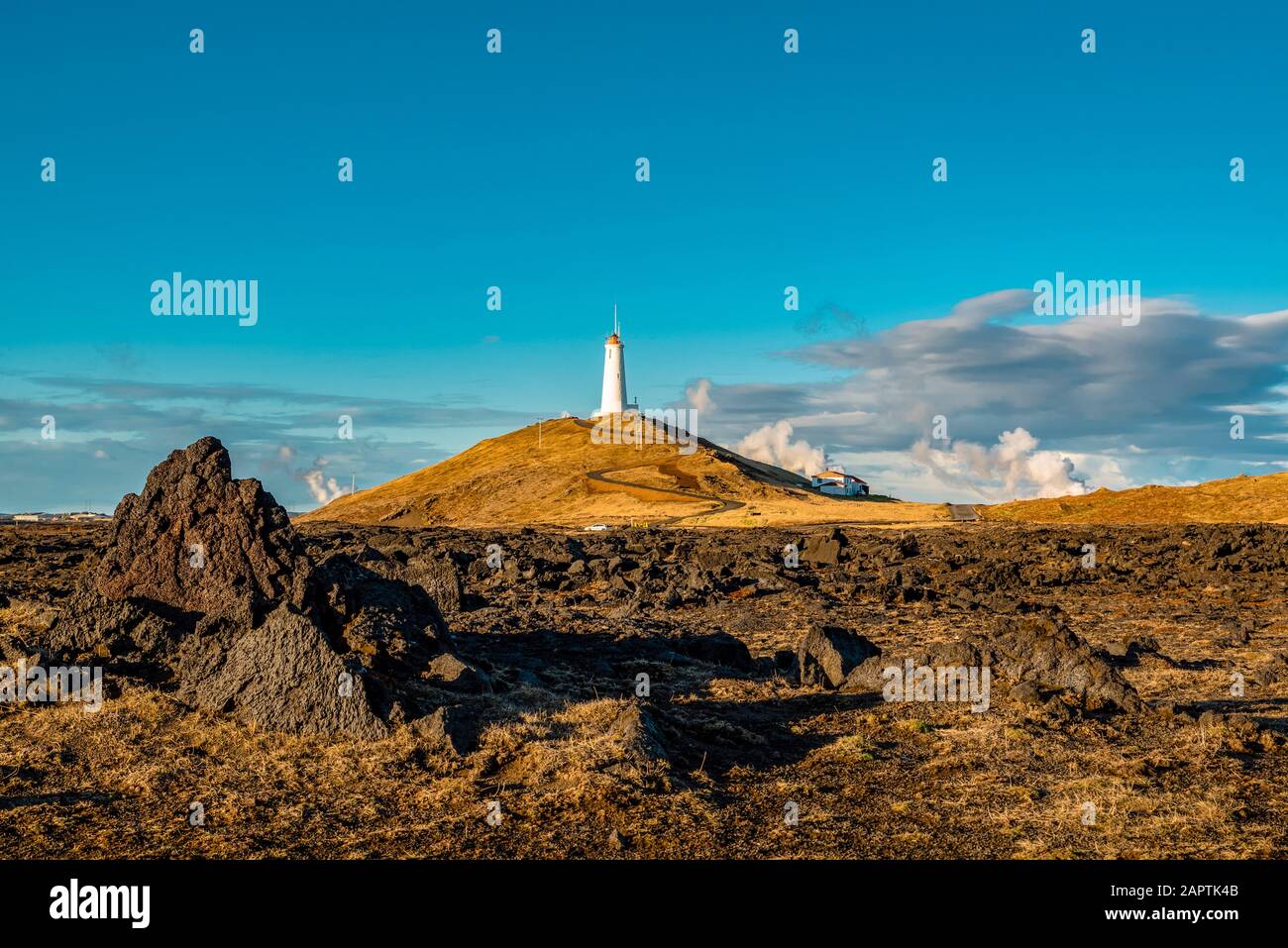 Faro di Reykjanes, il più antico faro dell'Islanda, sulla collina di Baejarfell, penisola di Reykjanes; Islanda Foto Stock