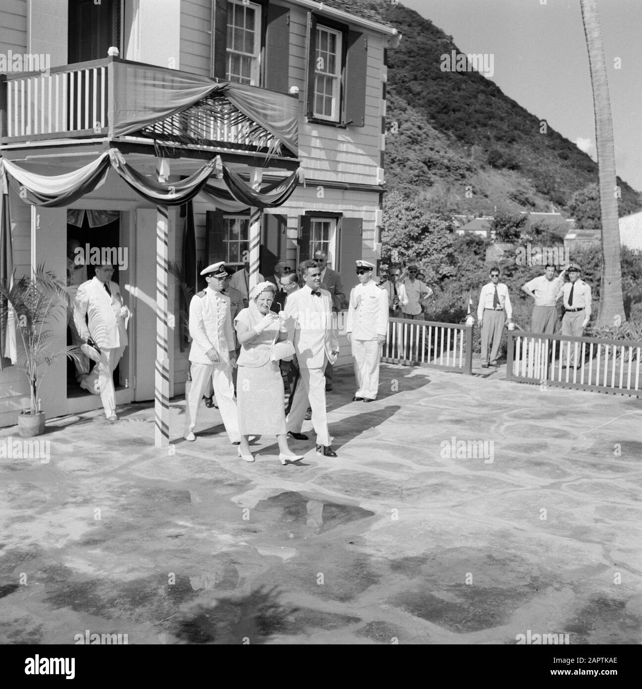 Antille Olandesi e Suriname al momento della visita reale della Regina Juliana e del Principe Bernhard nel 1955 La coppia reale lascia la Guest House In Fondo a Saba. Jonckheer Data: 26 ottobre 1955 luogo: Antille Olandesi, Saba Parole Chiave: Visite reali, ministri Nome personale: Bernhard, Prince, Jonckheer, E., Juliana, Queen Foto Stock