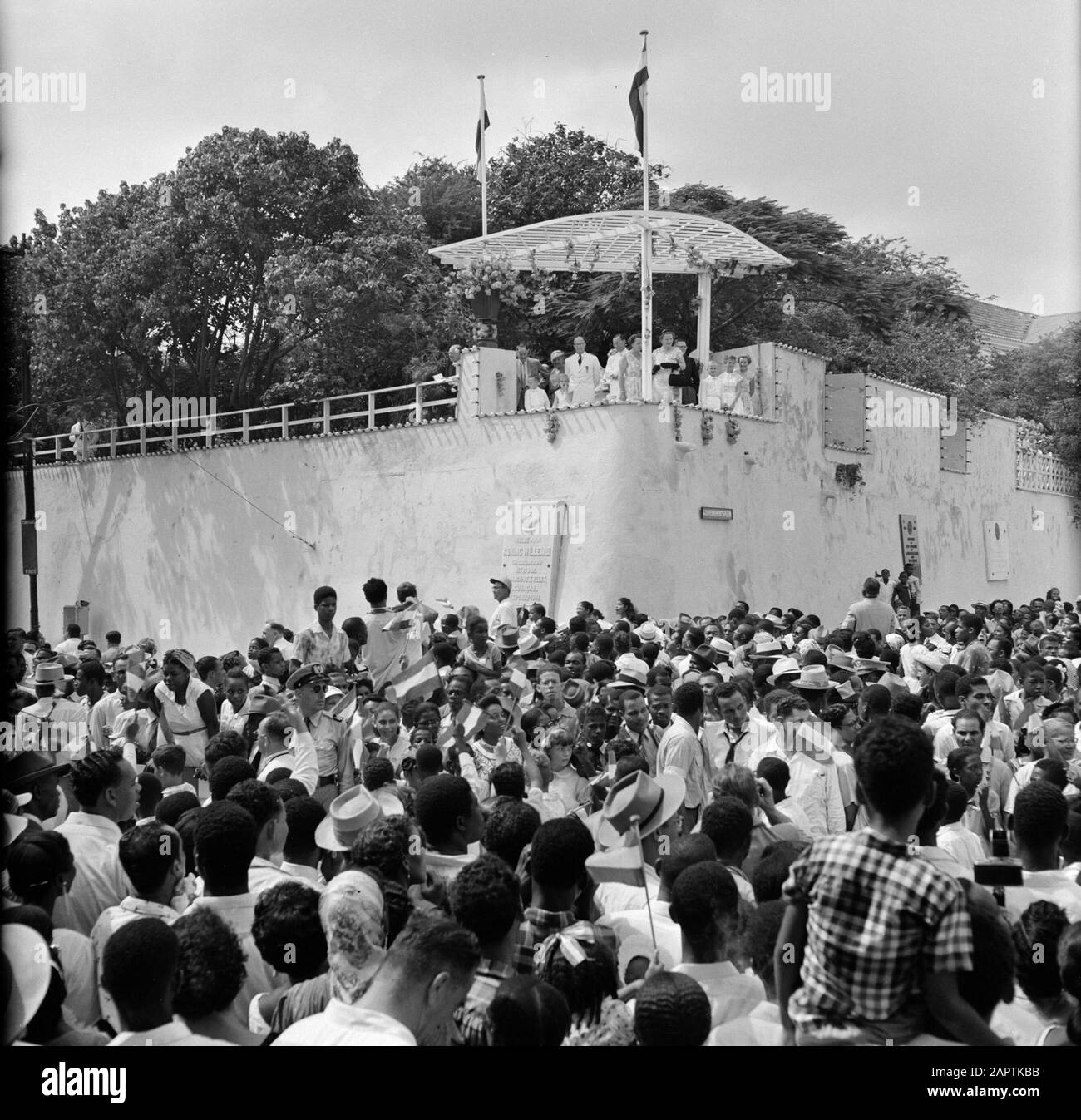 Antille Olandesi e Suriname al momento della visita reale della Regina Juliana e del Principe Bernhard nel 1955 La coppia reale sul muro di Fort Amsterdam a Willemstad, insieme con il governatore e sua moglie e il primo ministro delle Antille Olandesi Efrain Jonckheer Data: 18 ottobre 1955 Ubicazione: Curaçao, Antille Olandesi, Willemstad Parole Chiave: Visite reali, nome Della Persona pubblica: Bernhard (Prince Netherlands), Jonckheer, Efrain, Juliana (queen Netherlands), Struycken, A.A.M., Struycken-Feldbrugge, M.Th.J.M.. Foto Stock