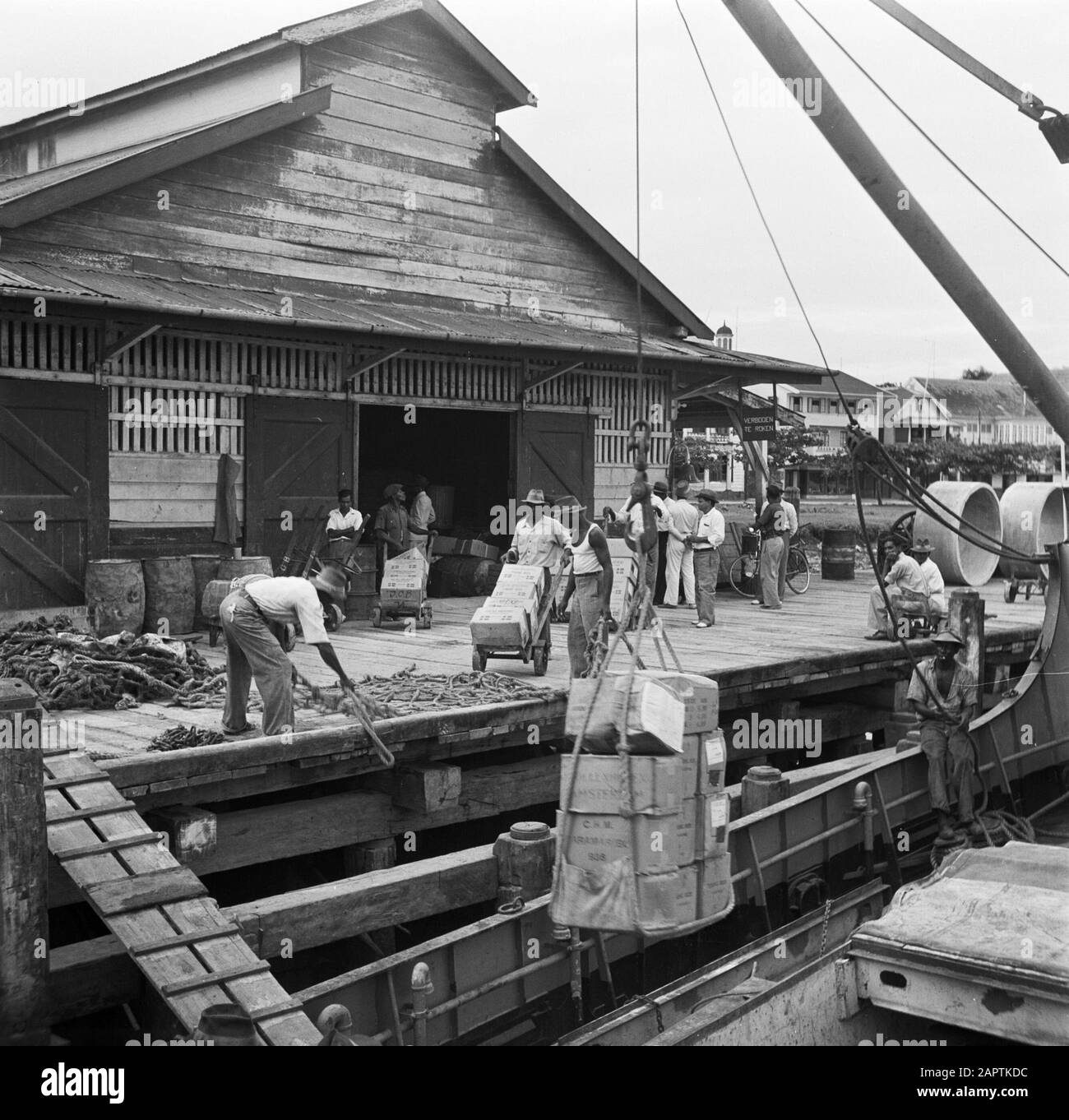 Viaggiare a Suriname e Antille olandesi Caricamento della nave nel porto di Paramaribo Data: 1947 Località: Paramaribo, Suriname Parole Chiave: Operai, banchine, navi Foto Stock