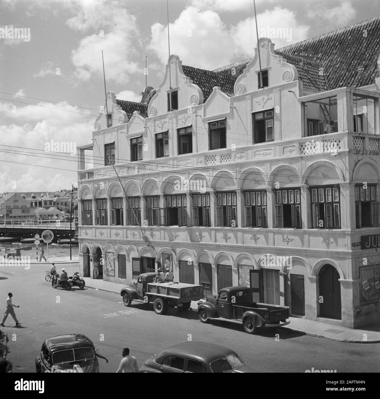 Viaggio nel Suriname e nelle Antille Olandesi l'edificio Penha in Heerenstraat 1 a Willemstad il Curaçao Data: 1947 posizione: Curaçao, Willemstad Parole Chiave: Automobili, edifici, immagini di strada : poll, Willem van de, Foto Stock