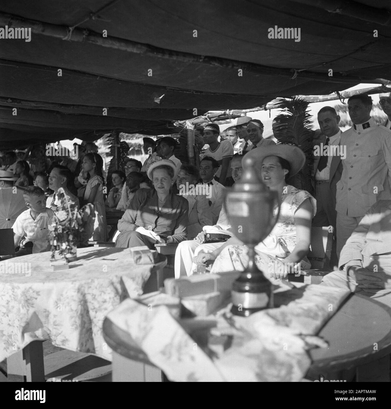 Viaggia verso il Suriname e le Antille Olandesi, il pubblico della partita di calcio a Paramaribo. In primo piano The change Cup Date: 1947 Location: Paramaribo, Suriname Keywords: Public, football Foto Stock