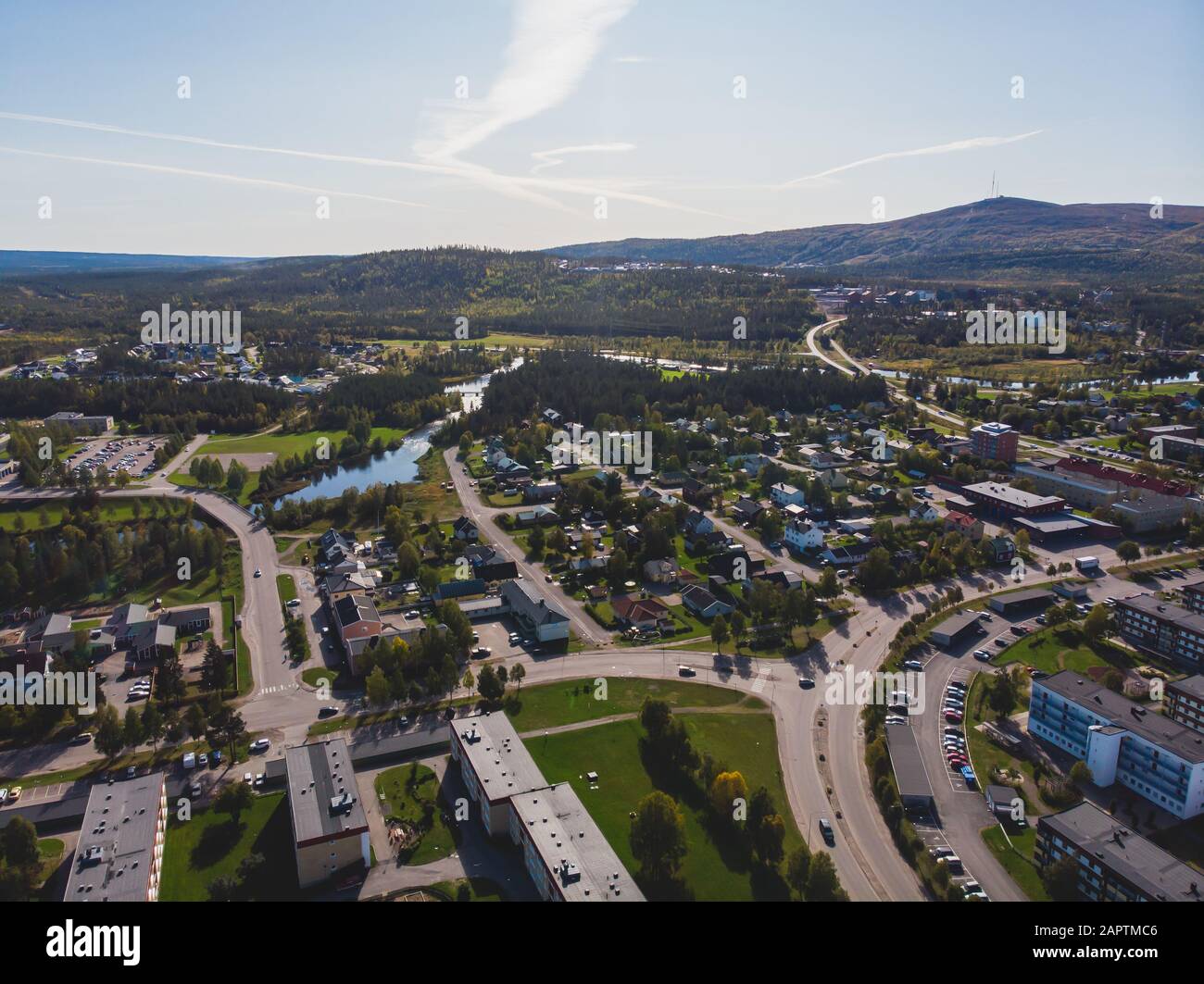 Veduta aerea estiva soleggiata della città di Gallivare, una località e la sede del comune di Gallivare nella contea di Norrbotten, provincia di Lapponia, Svezia Foto Stock
