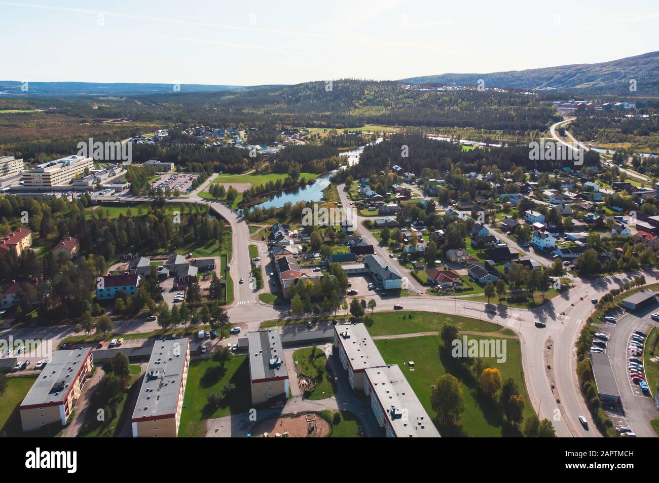 Veduta aerea estiva soleggiata della città di Gallivare, una località e la sede del comune di Gallivare nella contea di Norrbotten, provincia di Lapponia, Svezia Foto Stock
