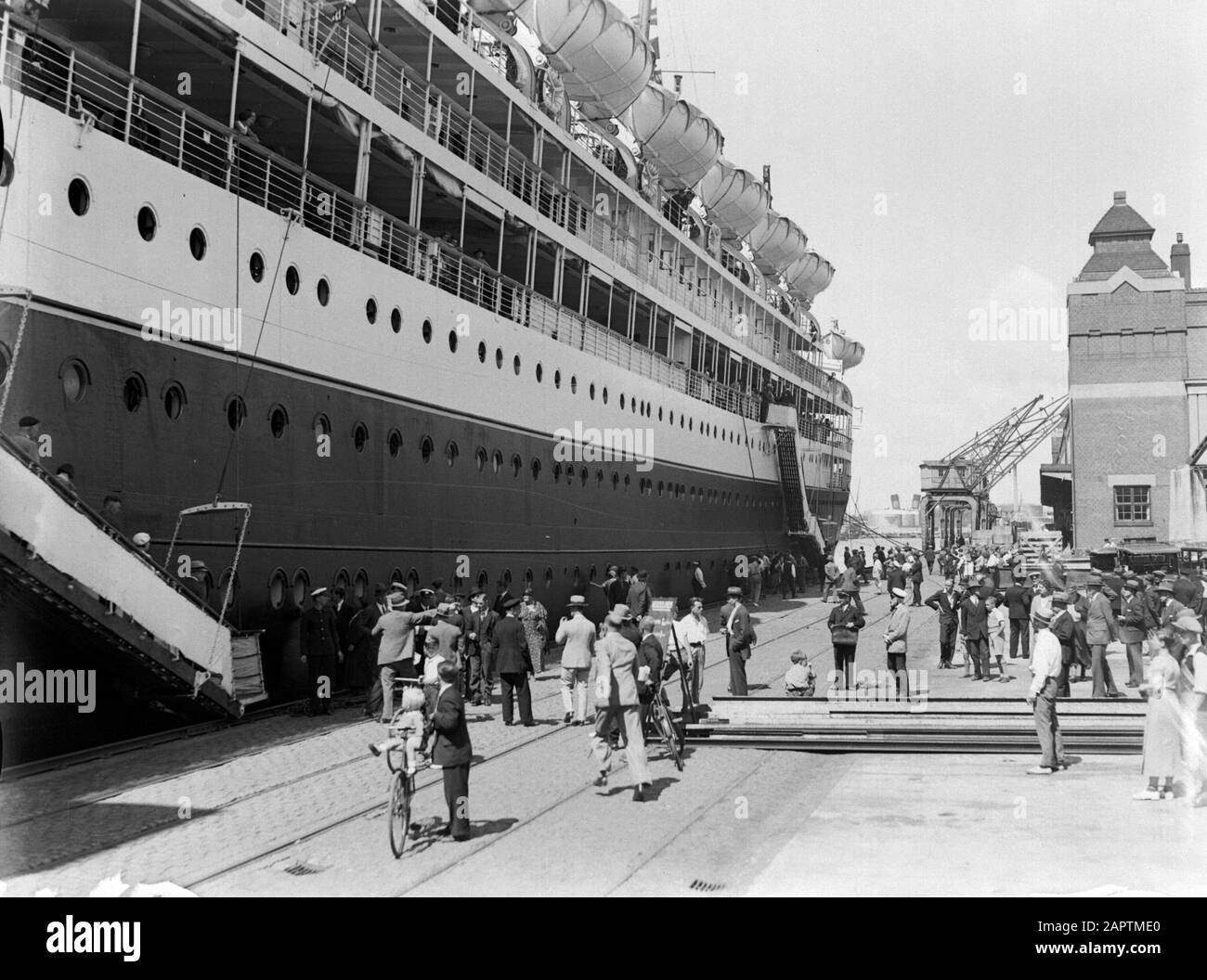 Viaggio in mare con la sig.ra Johan van Oldenbarnevelt in Norvegia la nave è ormeggiata al molo nel porto di Copenaghen. Estremamente sinistra il valreep Data: 1933 Località: Danimarca, Copenaghen, Norvegia Parole Chiave: Crociere, navi da crociera, porti, banchine, navi passeggeri, oblò, viaggiatori, navi, turismo, scale Foto Stock