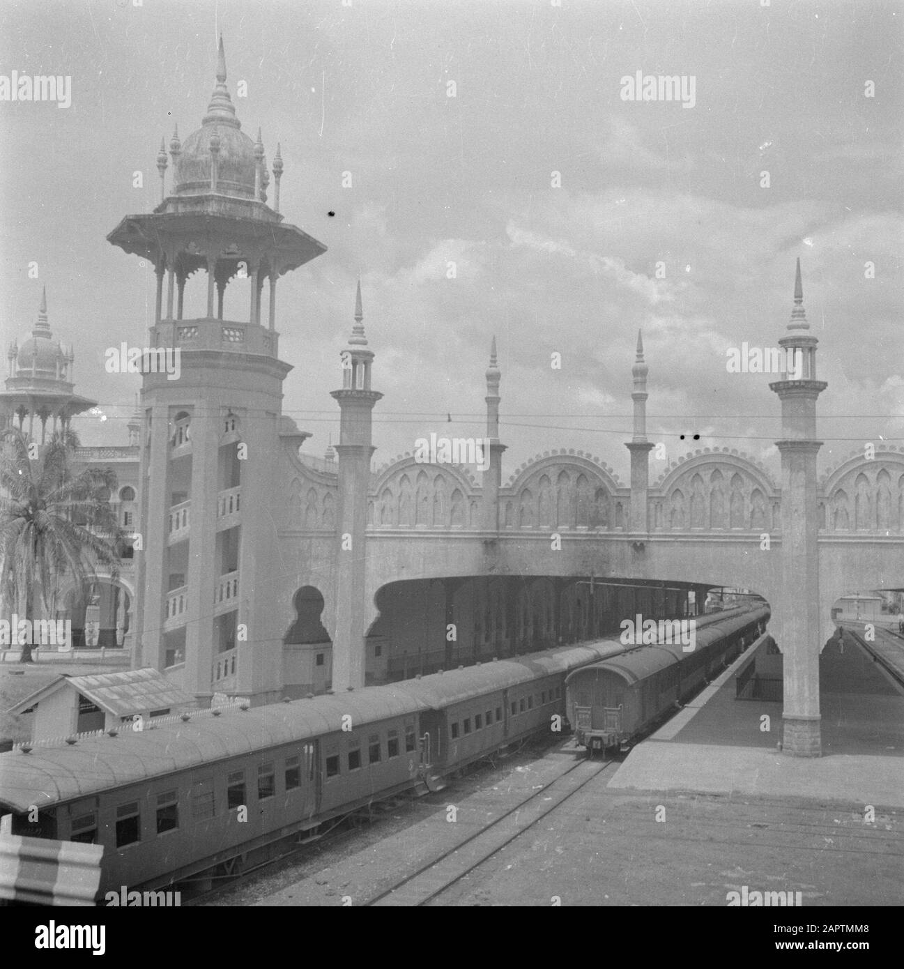 Guerra Volontarii a Malacca e Indonesia la costruzione della stazione a Kuala Lumpur Annotazione: Pubblicato in 'Guys of the Deed' con la didascalia:... il nostro treno ha spostato la stazione di Kuala Lumpur Entro Data: 1946 posizione: Kuala Lumpur, Malacca, Malesia Parole Chiave: Edifici, stazioni, treni, trasporti Foto Stock